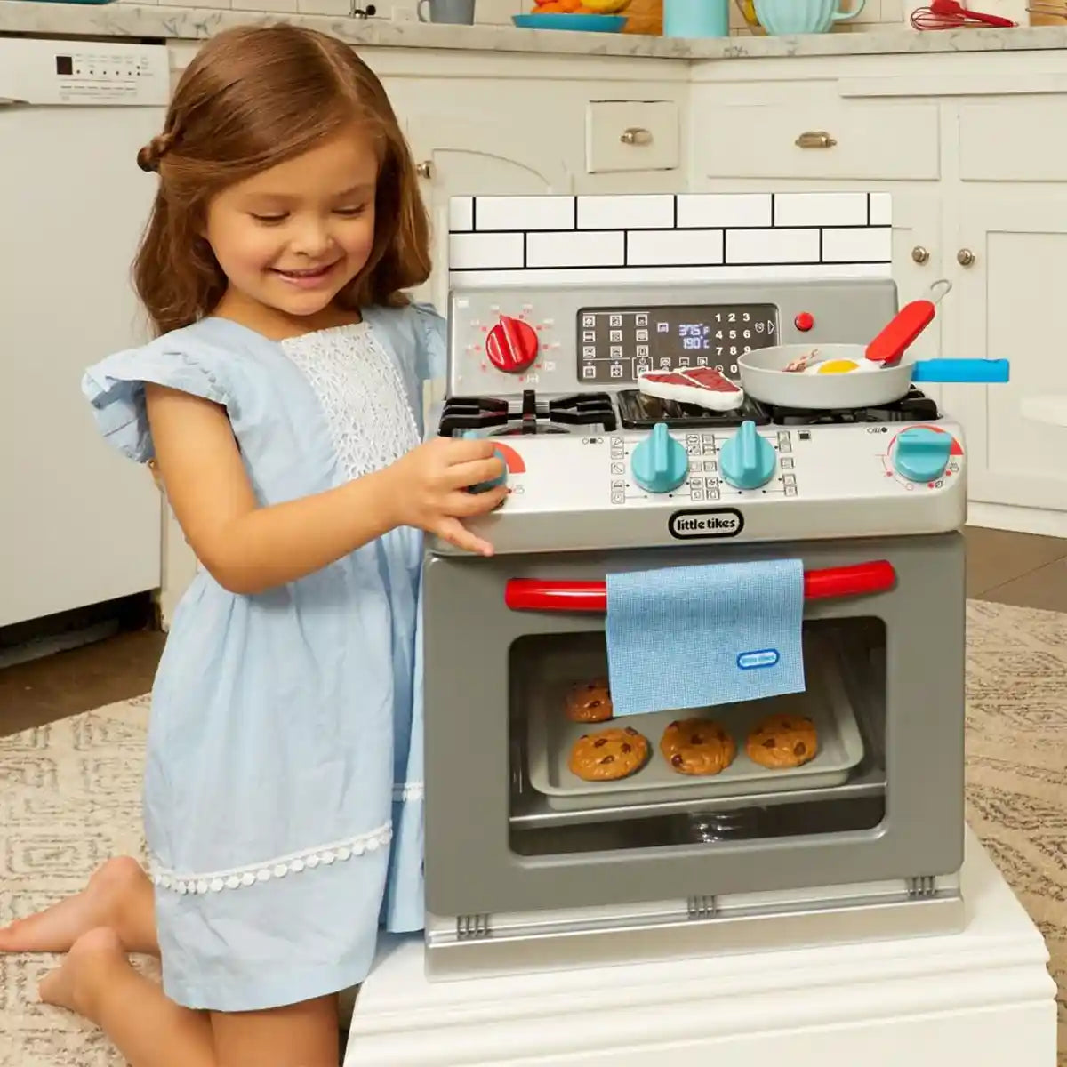 Little Tikes First Oven Interactive Play Kitchen, Realistic Lights & Sounds with 11 Accessories, Pretend Cooking Toy for Kids Ages 2+, Kitchen Playsets