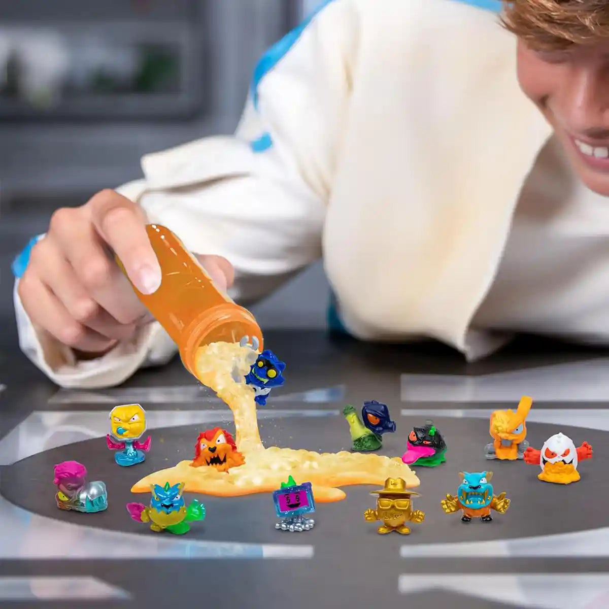 MrBeast Lab Swarms Mega Lab 12 Pack Vipermite, Add Water Shake & Reveal 12 Micro Collectible Figures, Guaranteed Special Edition Panther, Over 100 MrBeast Characters to Collect, Rare Hyperchrome Chase