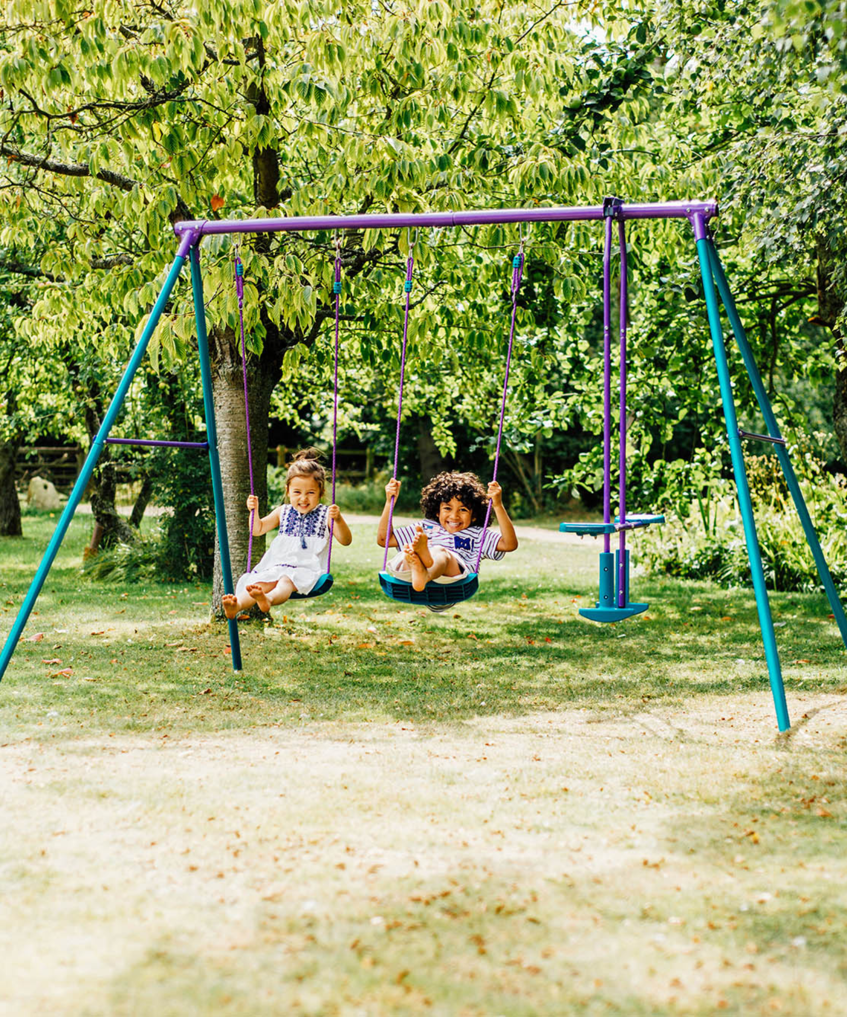 أرجوحة مزدوجة من Plum Jupiter مع مجموعة منزلق، سهلة التجميع بإطار معدني قوي مع أقصى وزن 50 كجم لكل أرجوحة، لعبة خارجية مناسبة للأطفال من سن 3 سنوات فما فوق