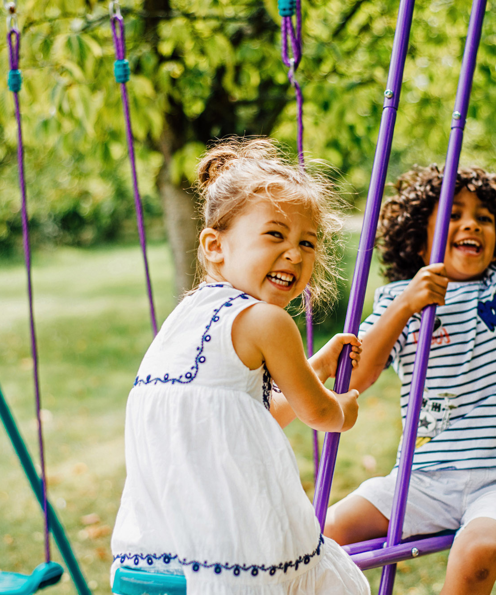 أرجوحة مزدوجة من Plum Jupiter مع مجموعة منزلق، سهلة التجميع بإطار معدني قوي مع أقصى وزن 50 كجم لكل أرجوحة، لعبة خارجية مناسبة للأطفال من سن 3 سنوات فما فوق