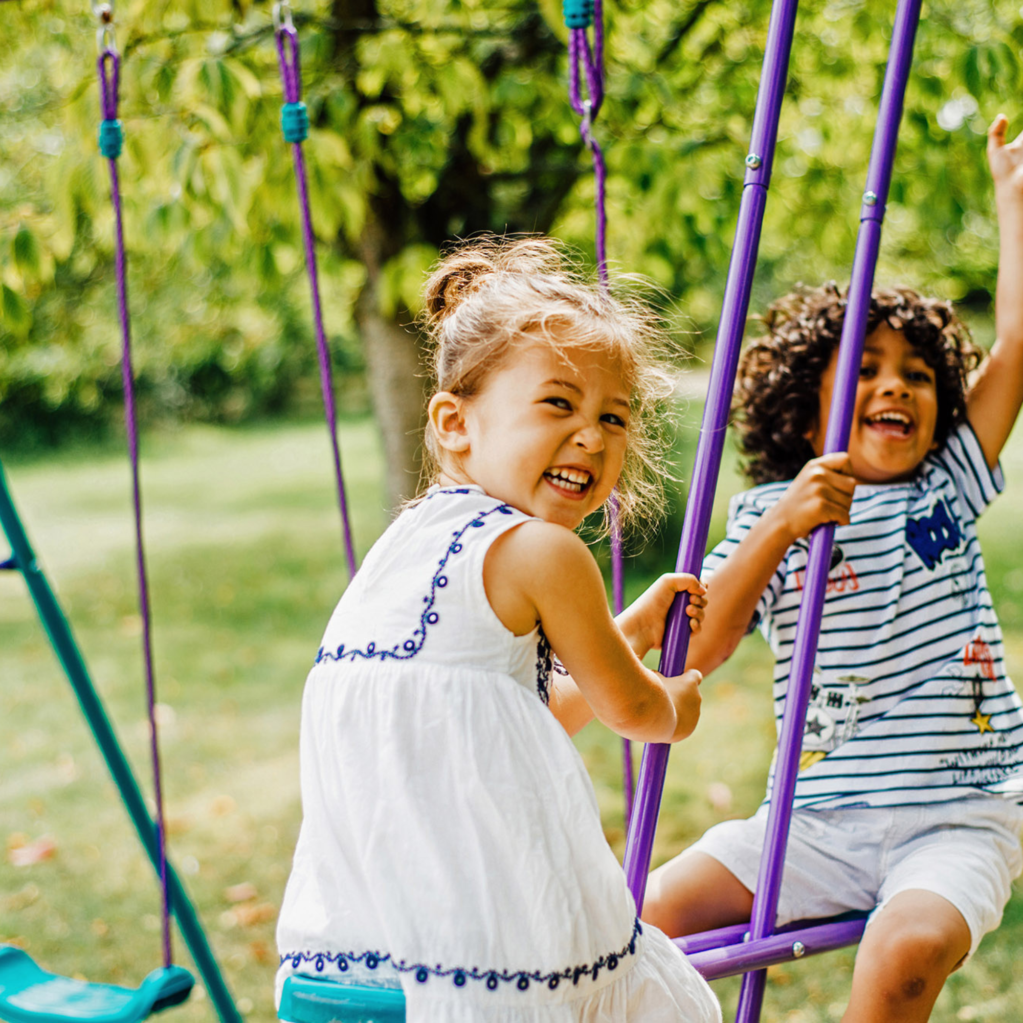 أرجوحة مزدوجة من Plum Jupiter مع مجموعة منزلق، سهلة التجميع بإطار معدني قوي مع أقصى وزن 50 كجم لكل أرجوحة، لعبة خارجية مناسبة للأطفال من سن 3 سنوات فما فوق