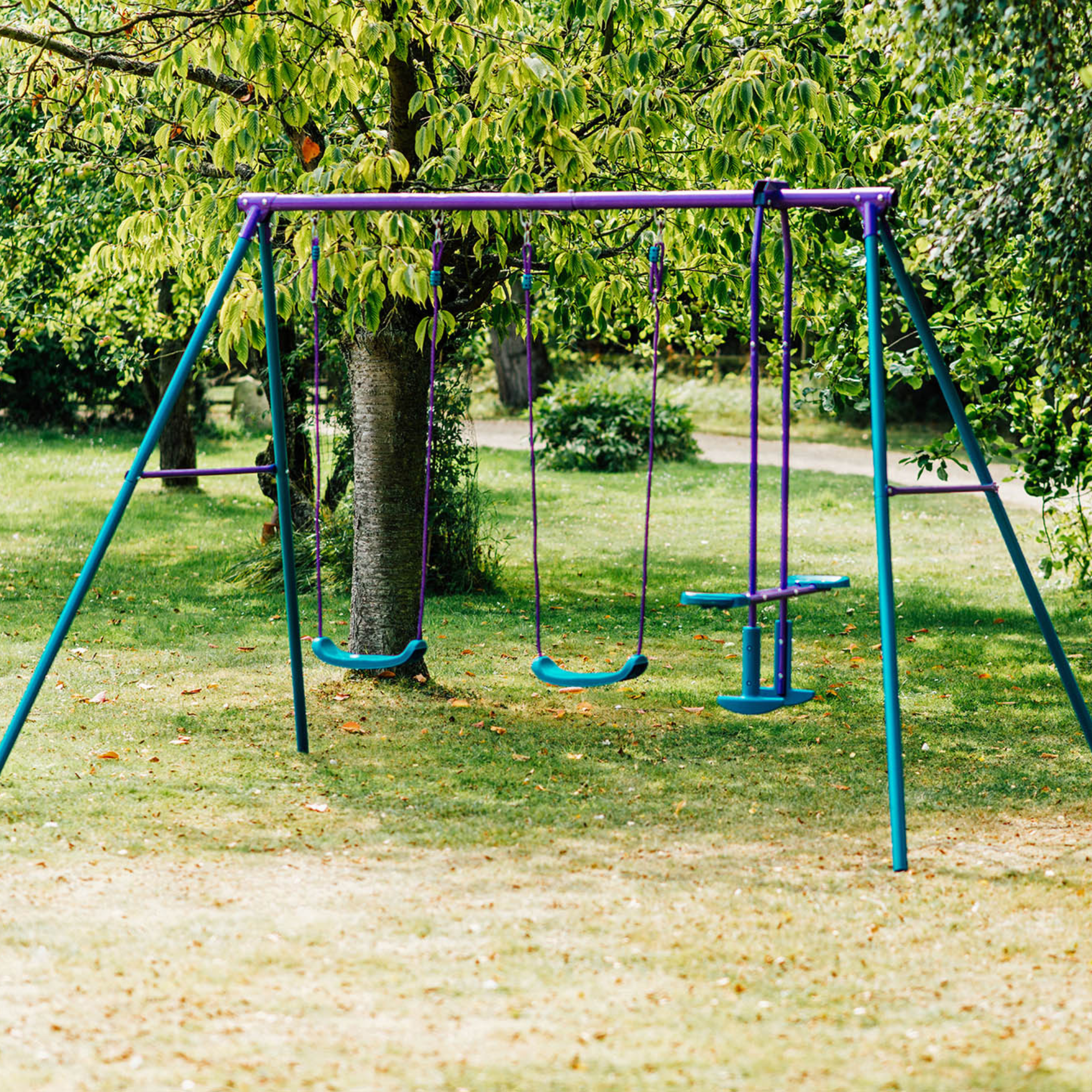 أرجوحة مزدوجة من Plum Jupiter مع مجموعة منزلق، سهلة التجميع بإطار معدني قوي مع أقصى وزن 50 كجم لكل أرجوحة، لعبة خارجية مناسبة للأطفال من سن 3 سنوات فما فوق