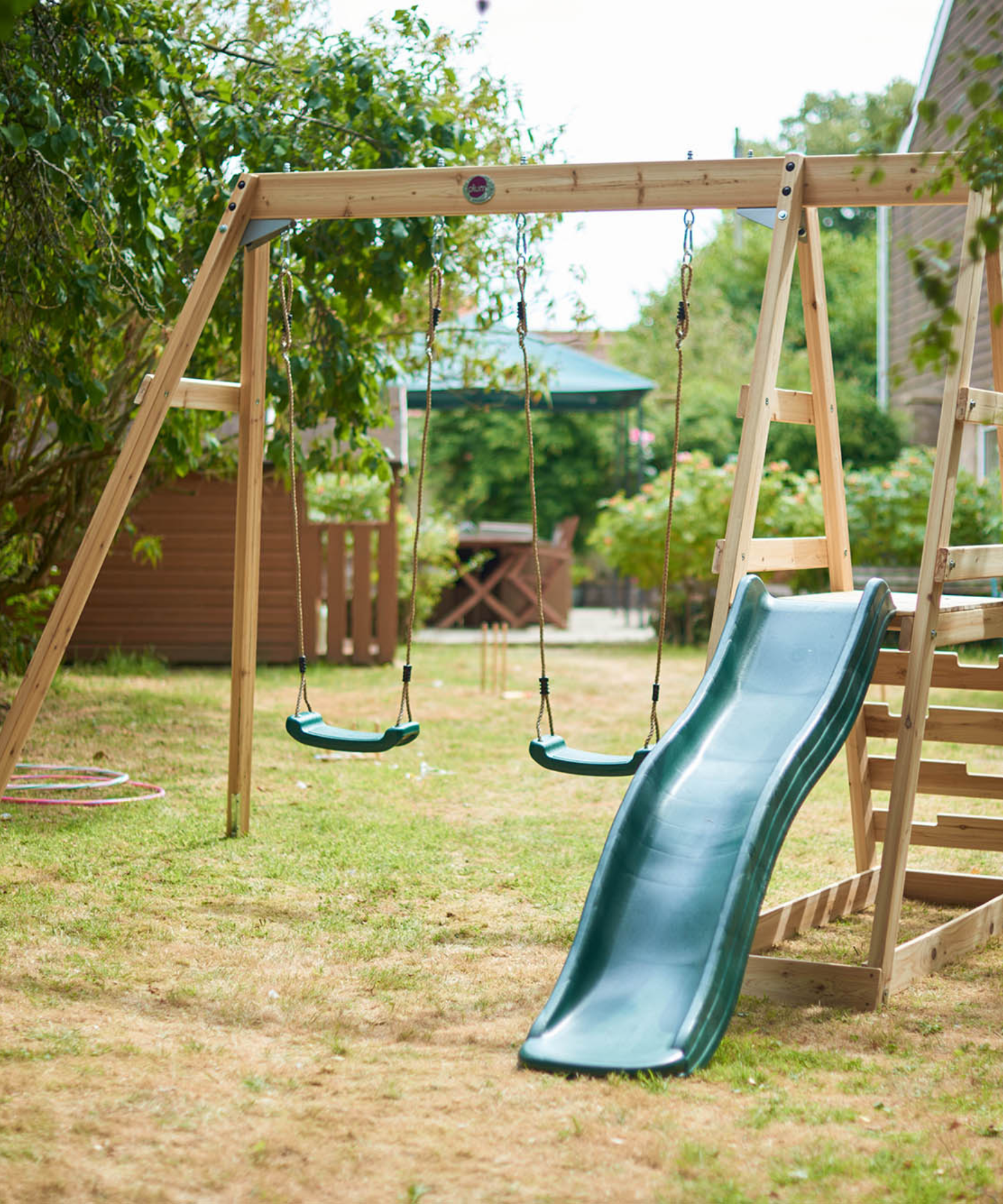 إطار تسلق خشبي من خشب البرقوق مع أرجوحة ومنزلق بطول 6 أقدام، لعبة خارجية قابلة للتحرك للخلف مع سعة وزن 50 كجم لكل مقعد، مناسب للأطفال من الأولاد والبنات من سن 3 سنوات فما فوق