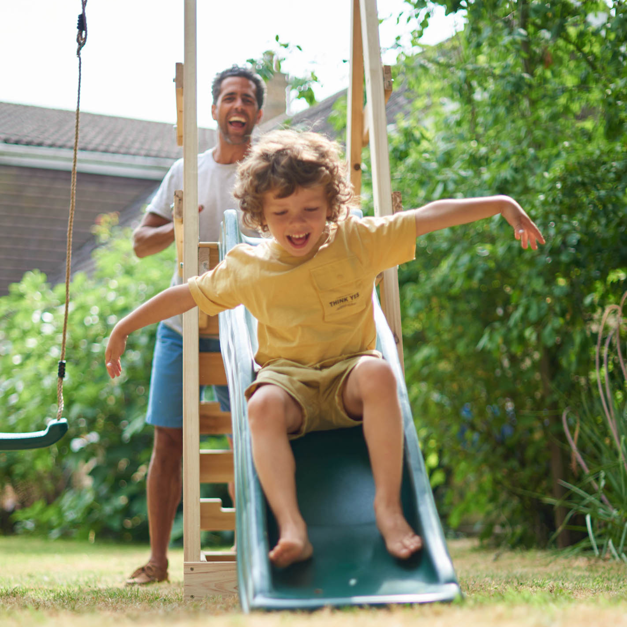 إطار تسلق خشبي من خشب البرقوق مع أرجوحة ومنزلق بطول 6 أقدام، لعبة خارجية قابلة للتحرك للخلف مع سعة وزن 50 كجم لكل مقعد، مناسب للأطفال من الأولاد والبنات من سن 3 سنوات فما فوق