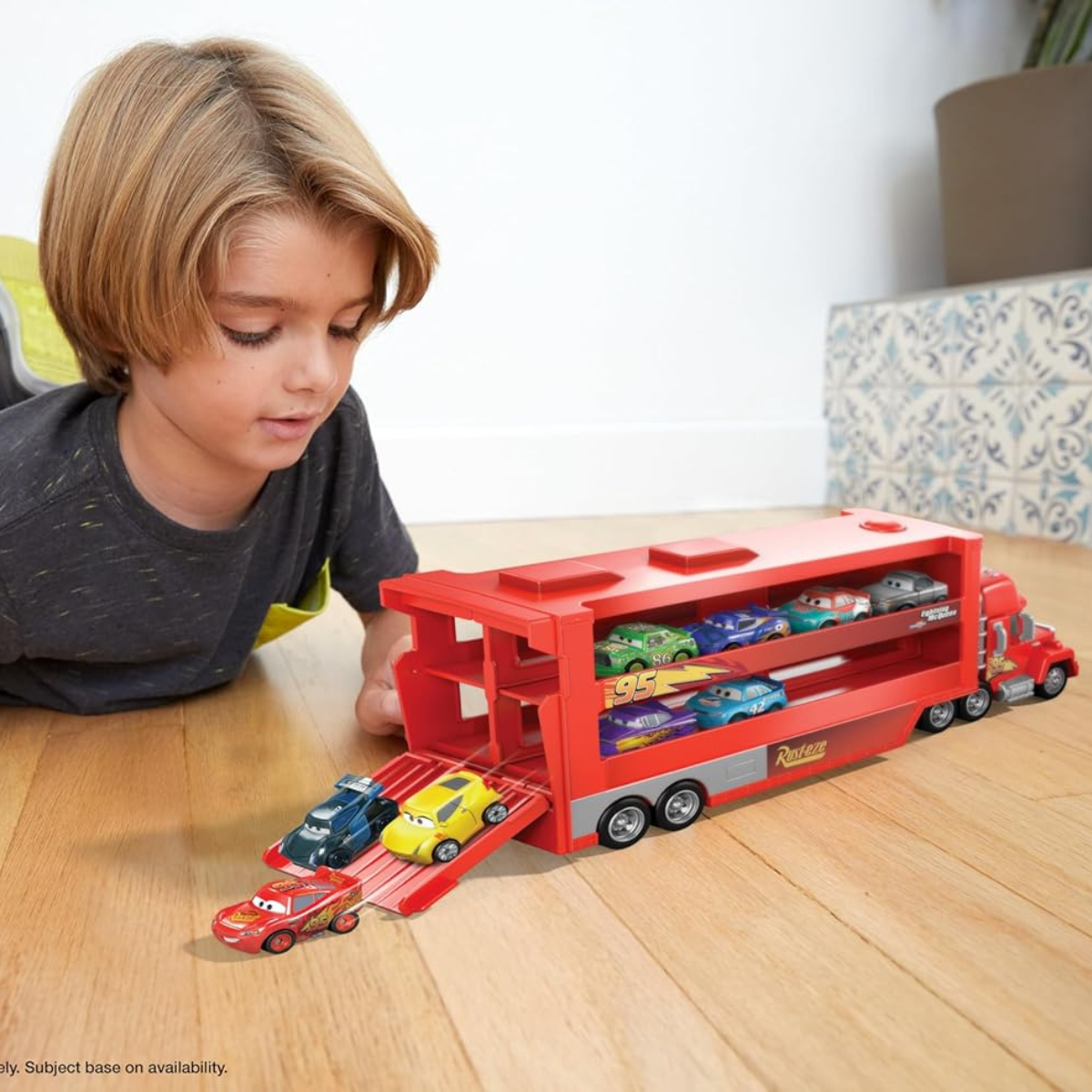 Mattel Disney Pixar Cars Mack Mini Racers Hauler with 1 Mini Die-Cast Car, Toy Transporter Holds 18 Minis, Ages 3+