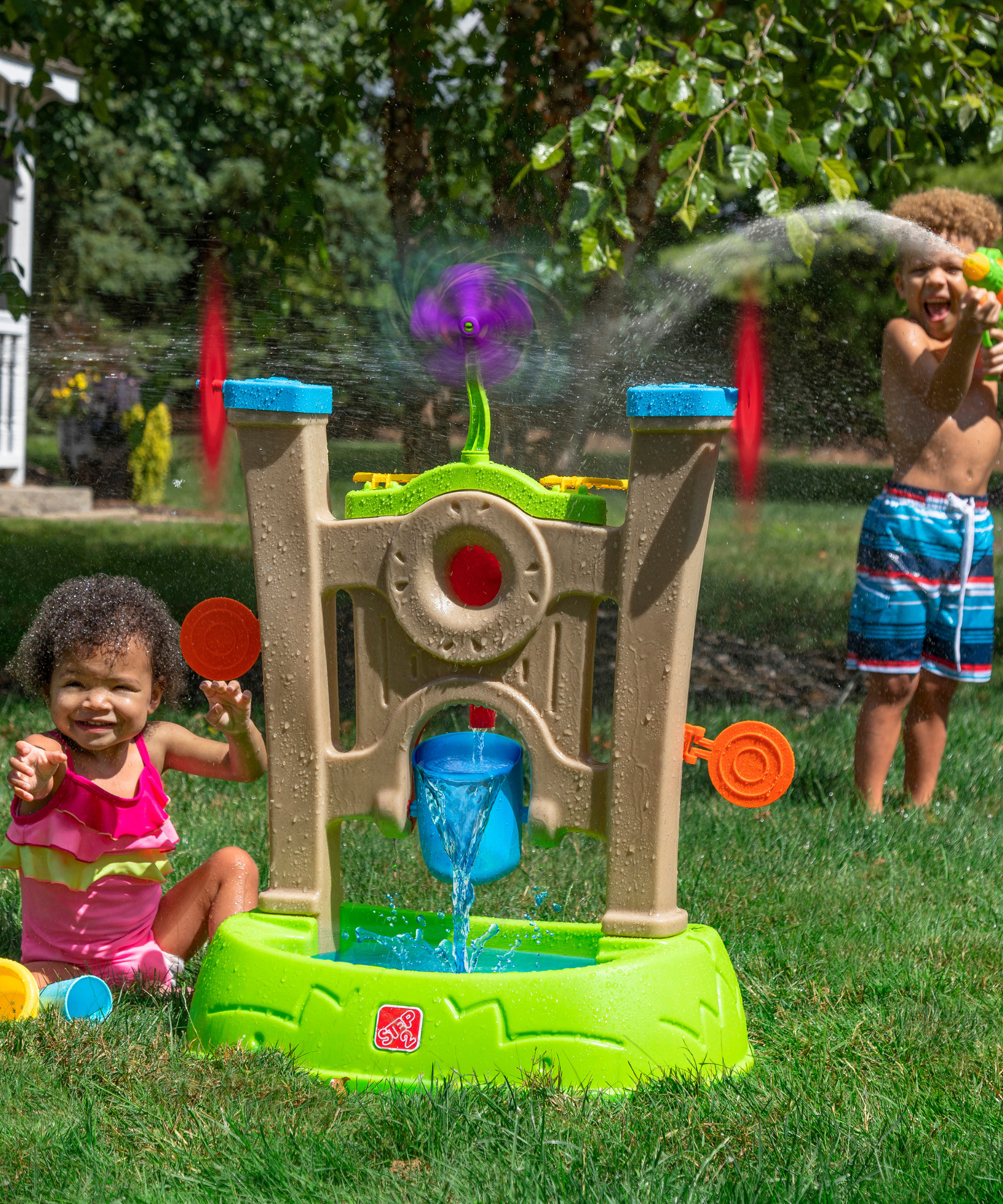 Step2 Waterpark Arcade, Outdoor Water and Sensory Playset, Activity Toy with 6 Piece Toy Accessories, Interactive Easy to Assemble Backyard Water Shooter Suitable for Kids both Boys and Girls Aged 3+