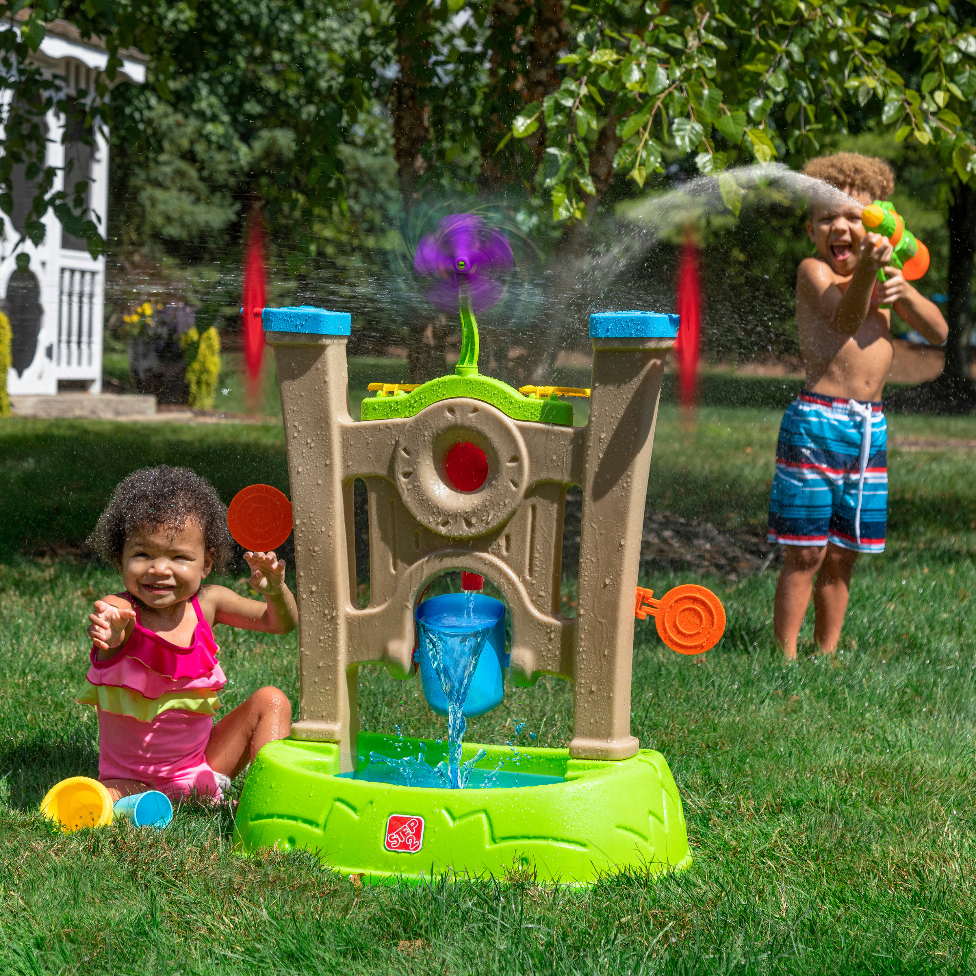 Step2 Waterpark Arcade, Outdoor Water and Sensory Playset, Activity Toy with 6 Piece Toy Accessories, Interactive Easy to Assemble Backyard Water Shooter Suitable for Kids both Boys and Girls Aged 3+