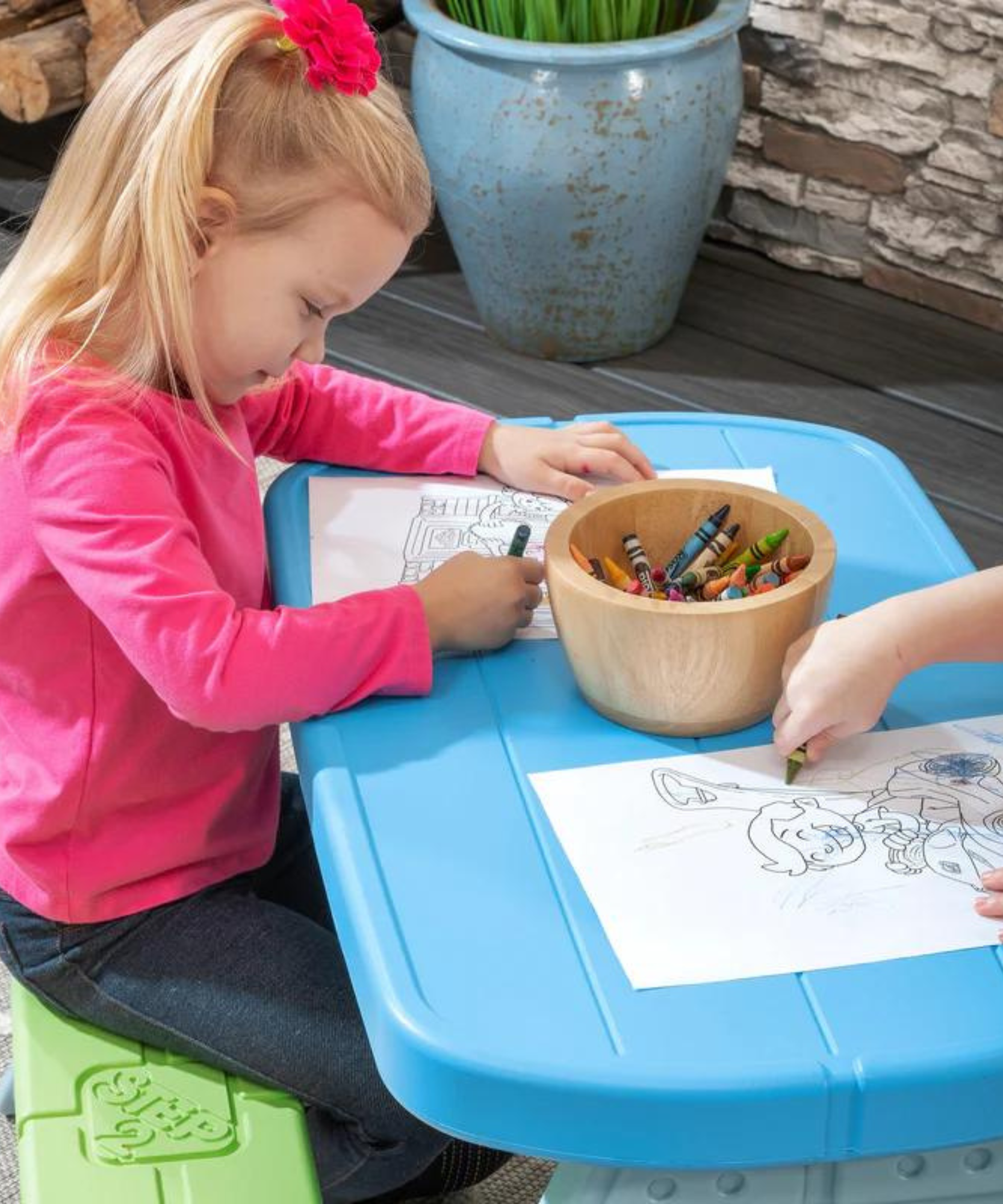 طاولة نزهة Step2 Sun &amp; Shade مع مظلة، متوافقة مع الاستخدام الداخلي والخارجي، طاولة أطفال متعددة الوظائف بسعة وزن 73 كجم، مناسبة للأطفال من الأولاد والبنات من سن 1.5 سنة فما فوق