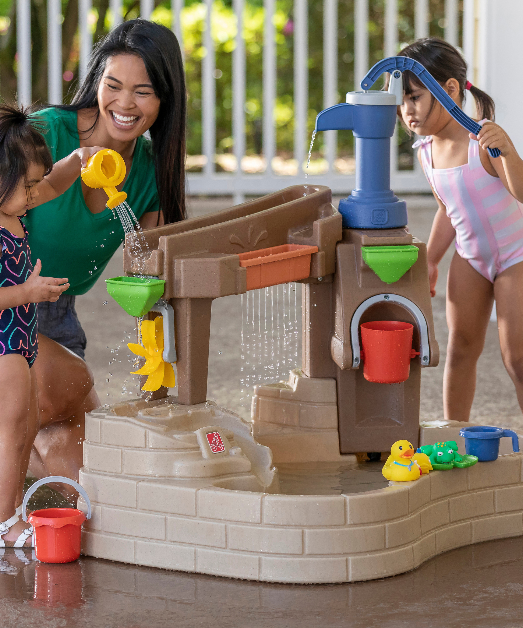 Step2 Pump & Splash Discovery Pond, Indoor and Outdoor Water Table and Sensory Playset Rain Shower Wall, 10 Piece Accessories Set, Backyard Activity Centre,  Suitable for Boys and Girls Aged 2+