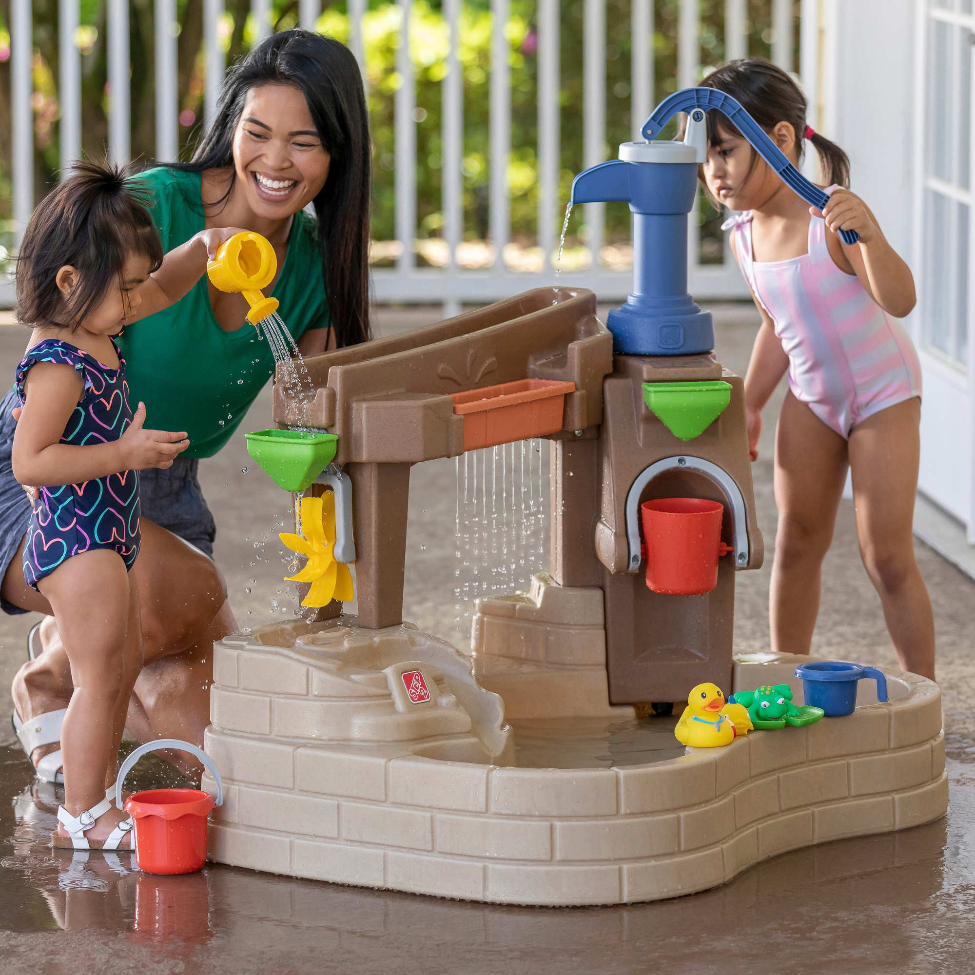 Step2 Pump & Splash Discovery Pond, Indoor and Outdoor Water Table and Sensory Playset Rain Shower Wall, 10 Piece Accessories Set, Backyard Activity Centre,  Suitable for Boys and Girls Aged 2+