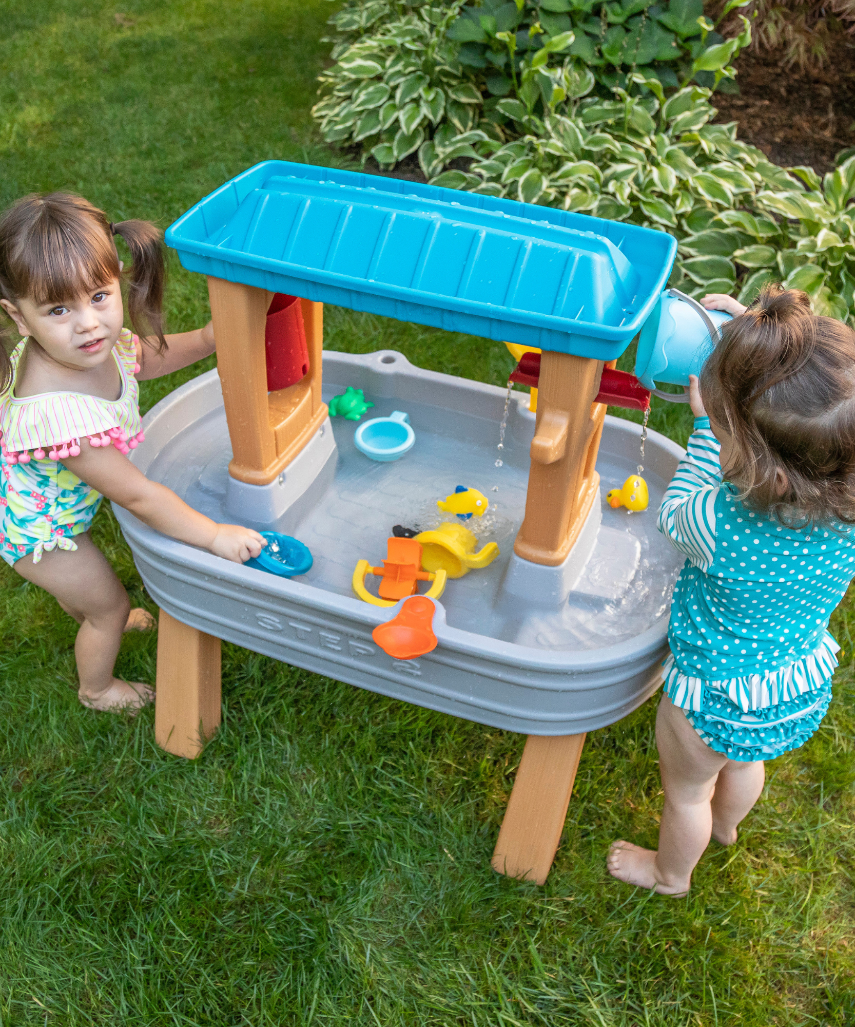 Step2 Rain Showers Splash Tub, Outdoor Water Table, Activity Toy with Double Sided Rain Shower Wall, 10 Piece Accessories Set, Backyard Activity Centre,  Suitable for Boys and Girls Aged 18m+