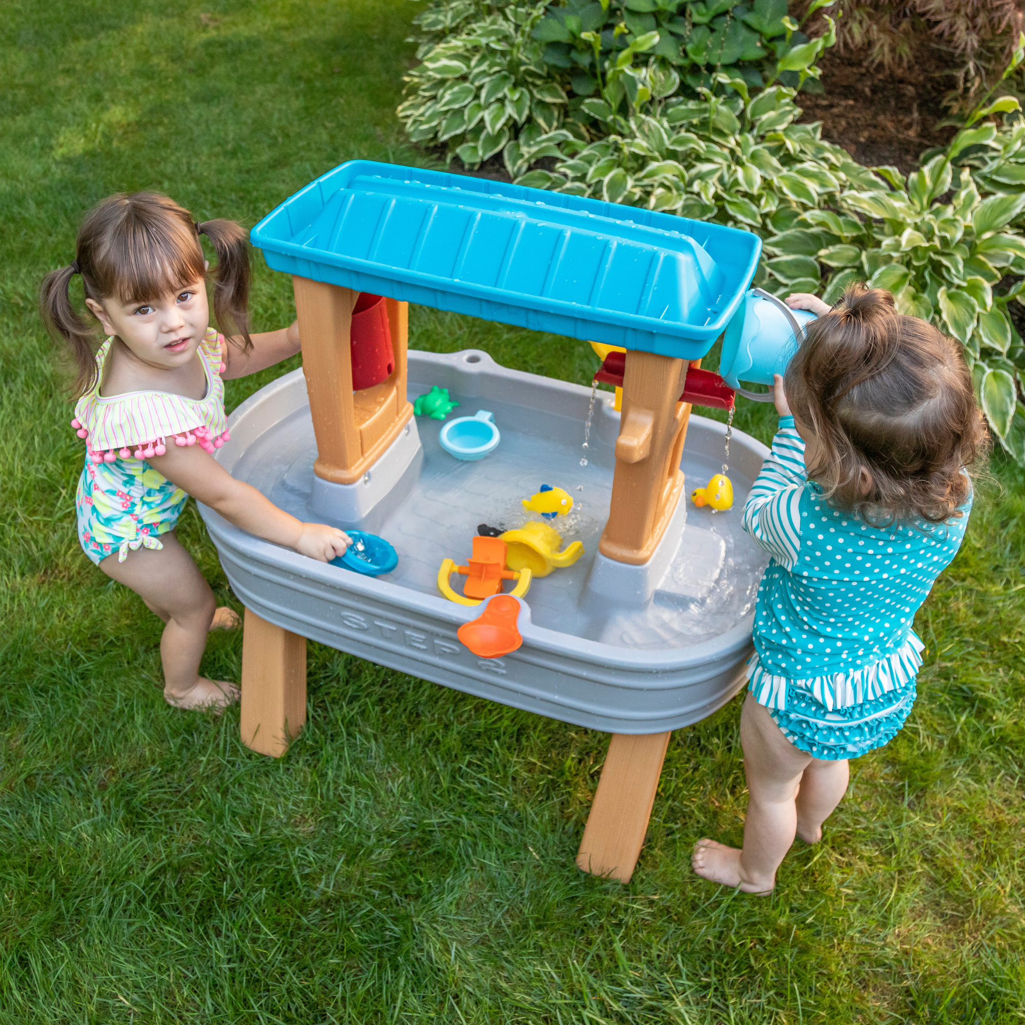 Step2 Rain Showers Splash Tub, Outdoor Water Table, Activity Toy with Double Sided Rain Shower Wall, 10 Piece Accessories Set, Backyard Activity Centre,  Suitable for Boys and Girls Aged 18m+