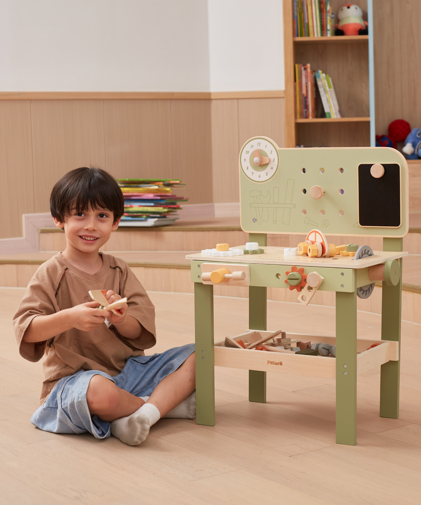 مجموعة أدوات خشبية من PolarB للأطفال، تتضمن منشارًا ومطرقة ومفك براغي وتروسًا وإكسسوارات بناء سيارات DIY، تشجع على اللعب الخيالي والمهارات الحركية الدقيقة