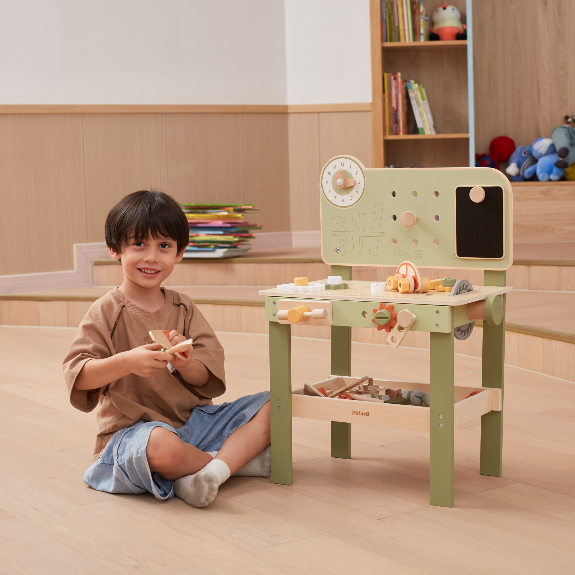 مجموعة أدوات خشبية من PolarB للأطفال، تتضمن منشارًا ومطرقة ومفك براغي وتروسًا وإكسسوارات بناء سيارات DIY، تشجع على اللعب الخيالي والمهارات الحركية الدقيقة