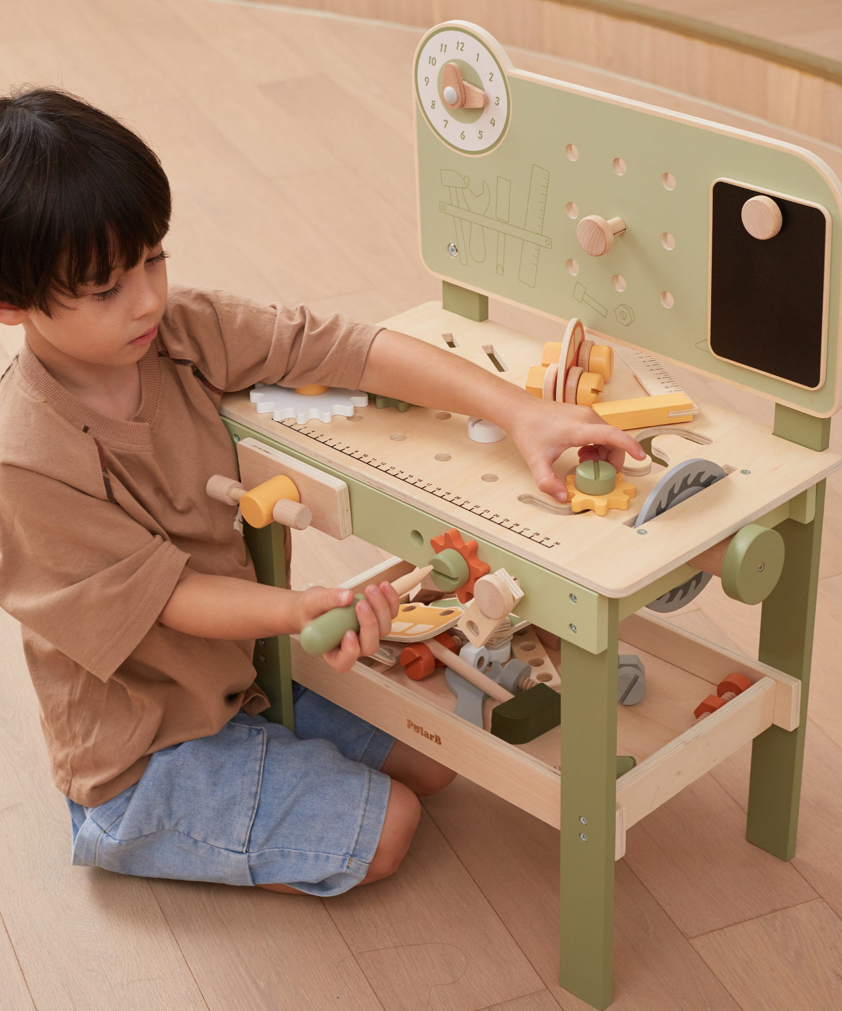 مجموعة أدوات خشبية من PolarB للأطفال، تتضمن منشارًا ومطرقة ومفك براغي وتروسًا وإكسسوارات بناء سيارات DIY، تشجع على اللعب الخيالي والمهارات الحركية الدقيقة