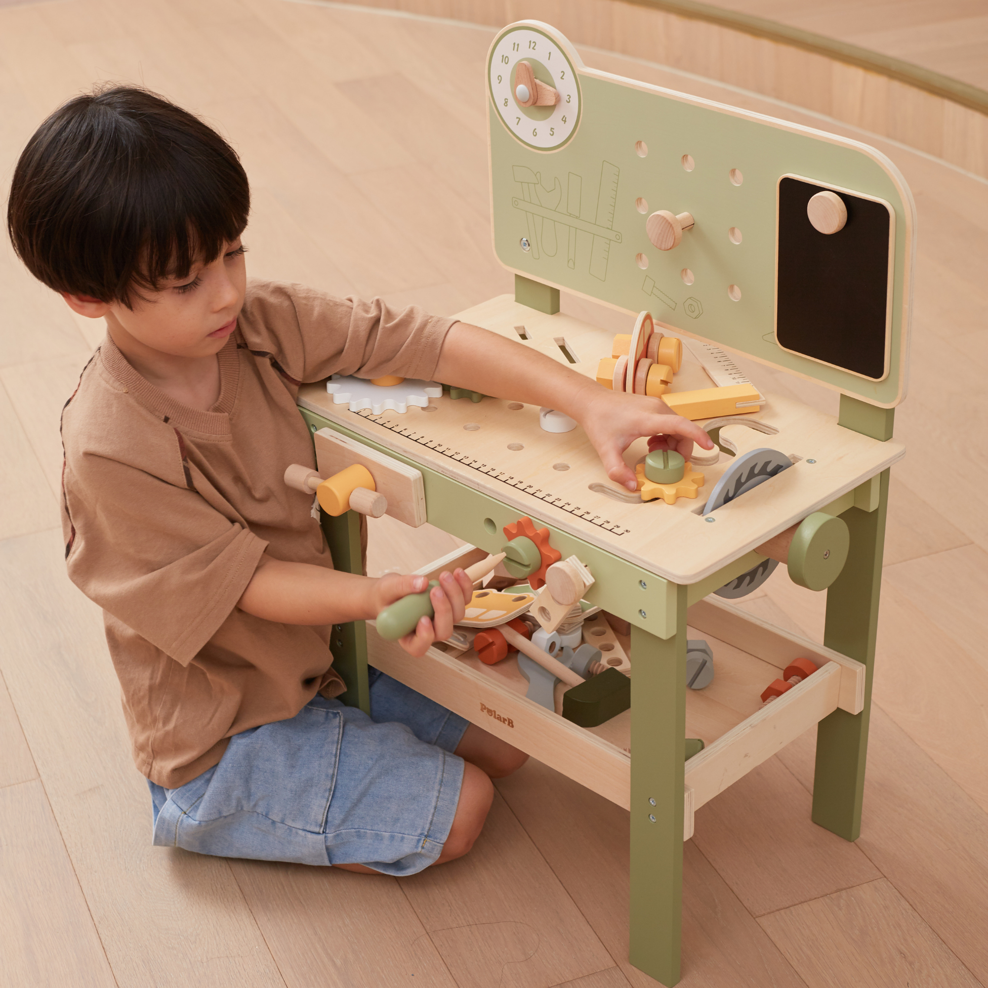 مجموعة أدوات خشبية من PolarB للأطفال، تتضمن منشارًا ومطرقة ومفك براغي وتروسًا وإكسسوارات بناء سيارات DIY، تشجع على اللعب الخيالي والمهارات الحركية الدقيقة