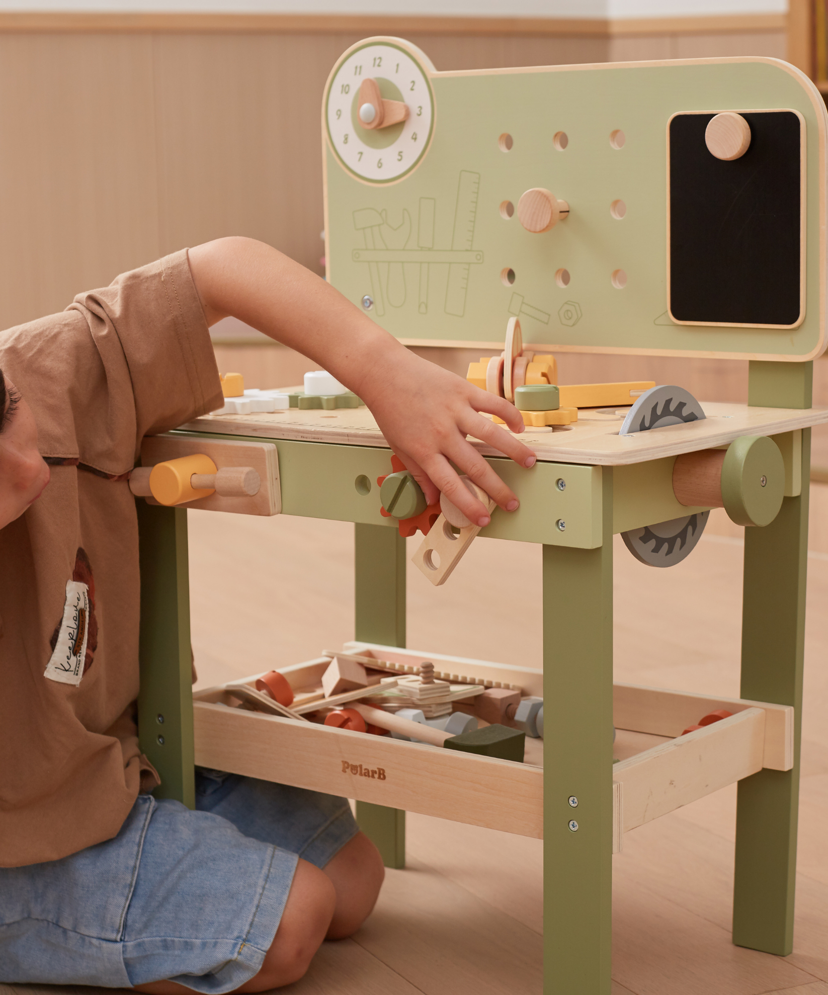 مجموعة أدوات خشبية من PolarB للأطفال، تتضمن منشارًا ومطرقة ومفك براغي وتروسًا وإكسسوارات بناء سيارات DIY، تشجع على اللعب الخيالي والمهارات الحركية الدقيقة