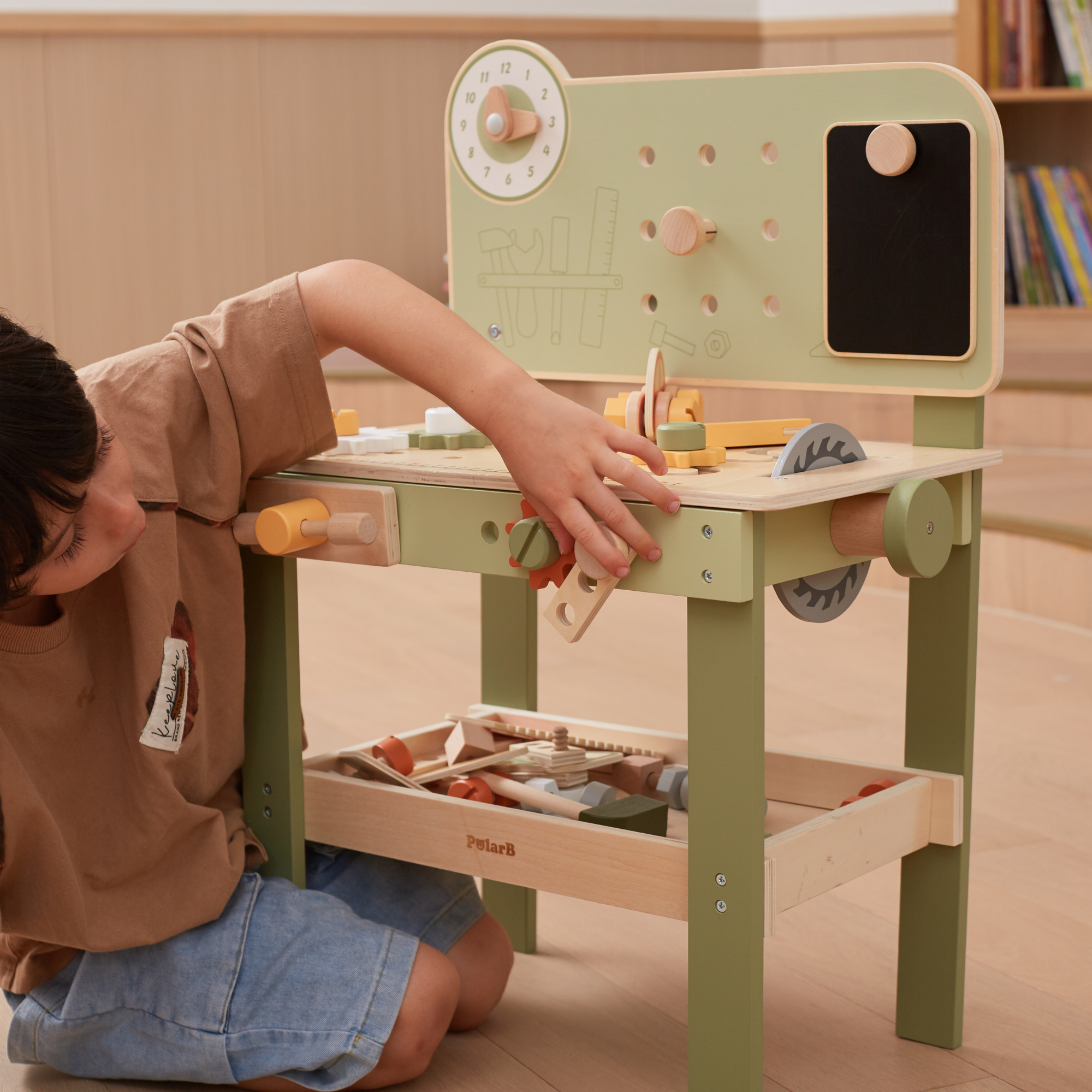 مجموعة أدوات خشبية من PolarB للأطفال، تتضمن منشارًا ومطرقة ومفك براغي وتروسًا وإكسسوارات بناء سيارات DIY، تشجع على اللعب الخيالي والمهارات الحركية الدقيقة