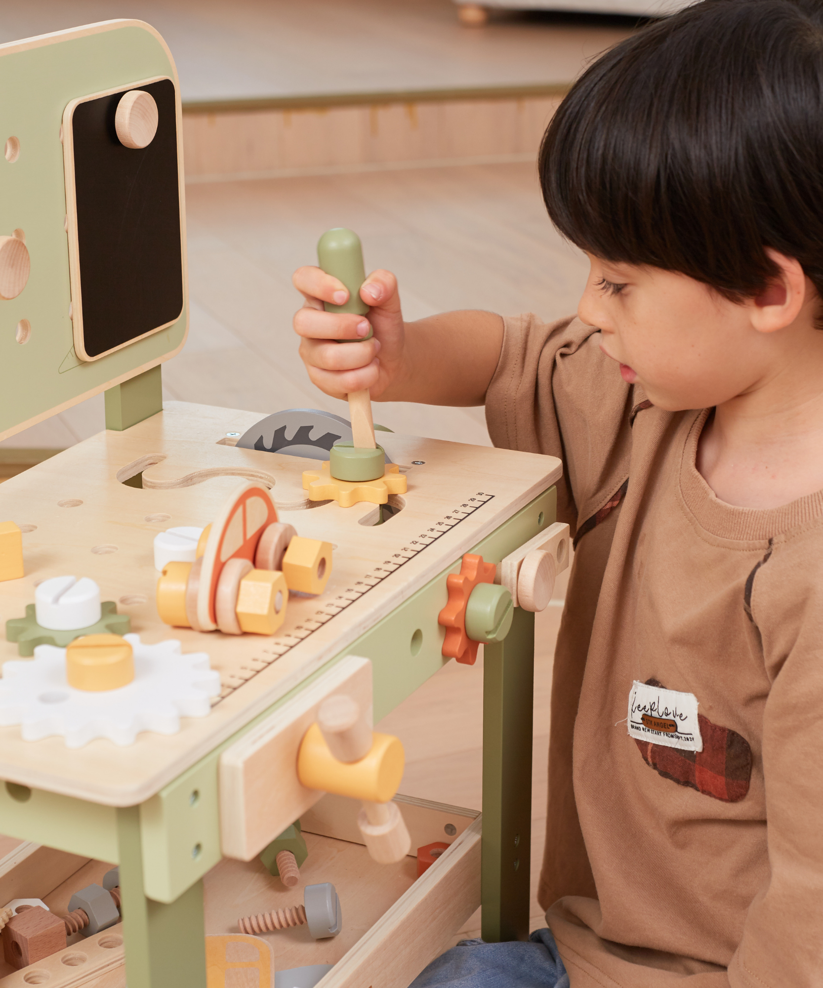 مجموعة أدوات خشبية من PolarB للأطفال، تتضمن منشارًا ومطرقة ومفك براغي وتروسًا وإكسسوارات بناء سيارات DIY، تشجع على اللعب الخيالي والمهارات الحركية الدقيقة