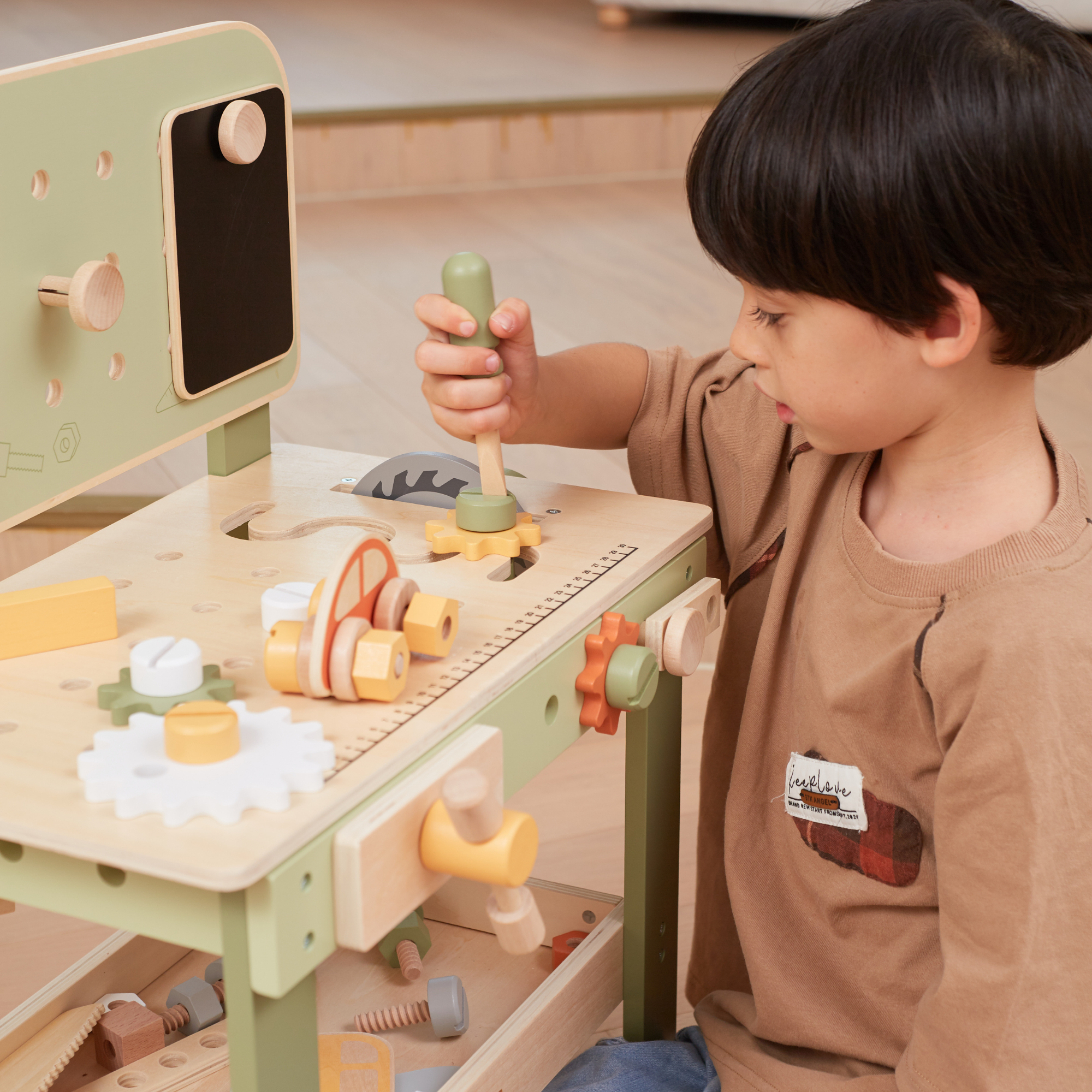 مجموعة أدوات خشبية من PolarB للأطفال، تتضمن منشارًا ومطرقة ومفك براغي وتروسًا وإكسسوارات بناء سيارات DIY، تشجع على اللعب الخيالي والمهارات الحركية الدقيقة