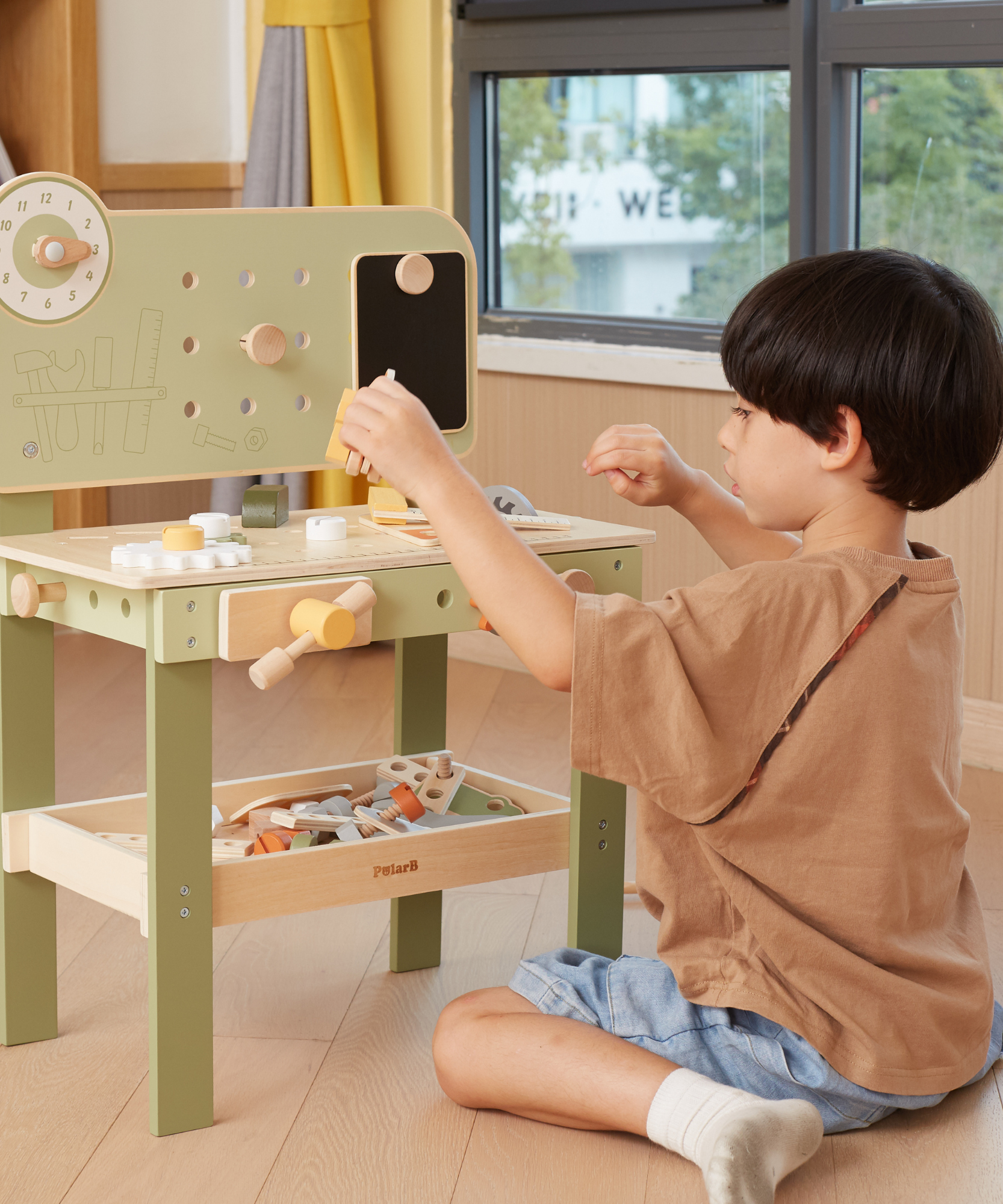 مجموعة أدوات خشبية من PolarB للأطفال، تتضمن منشارًا ومطرقة ومفك براغي وتروسًا وإكسسوارات بناء سيارات DIY، تشجع على اللعب الخيالي والمهارات الحركية الدقيقة