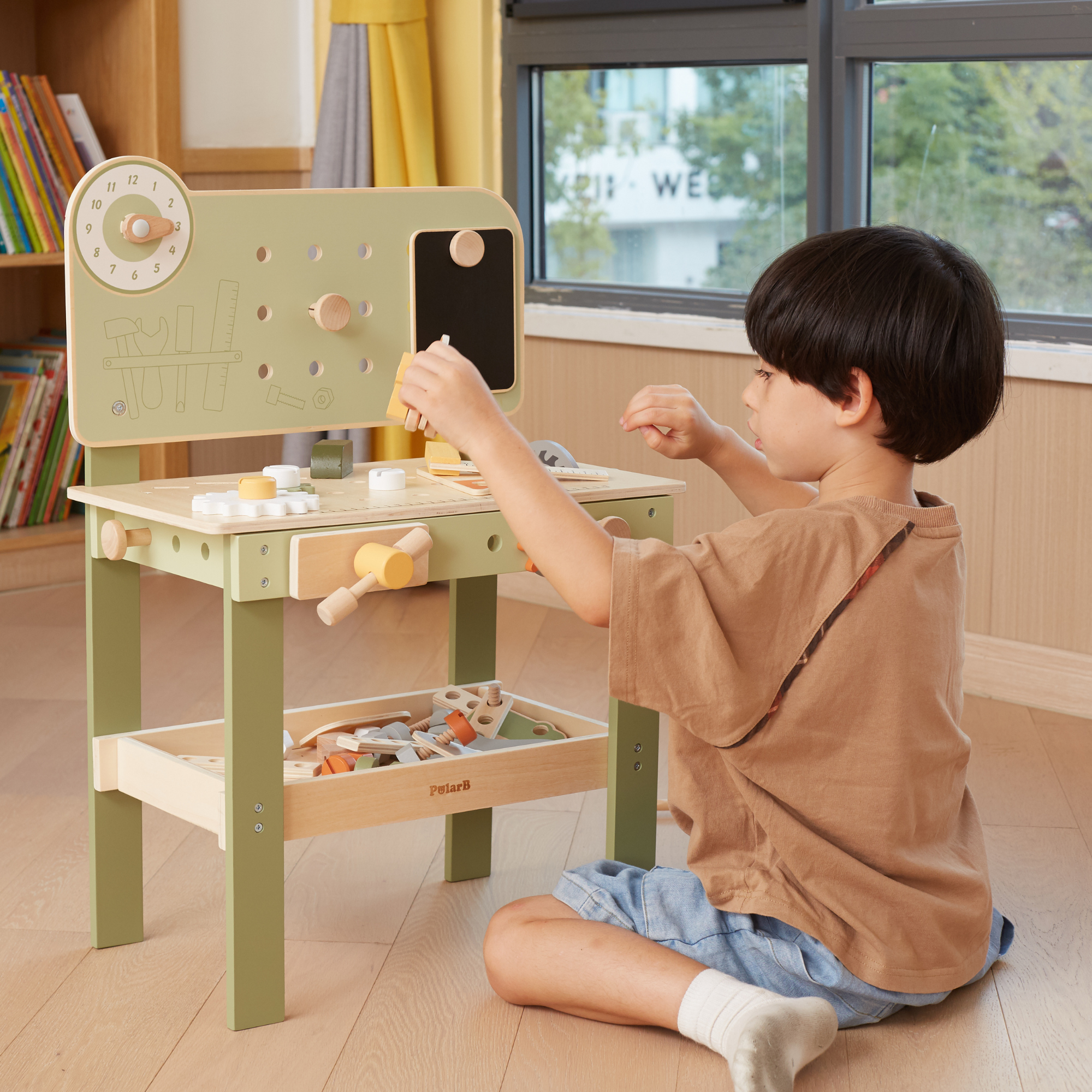 مجموعة أدوات خشبية من PolarB للأطفال، تتضمن منشارًا ومطرقة ومفك براغي وتروسًا وإكسسوارات بناء سيارات DIY، تشجع على اللعب الخيالي والمهارات الحركية الدقيقة