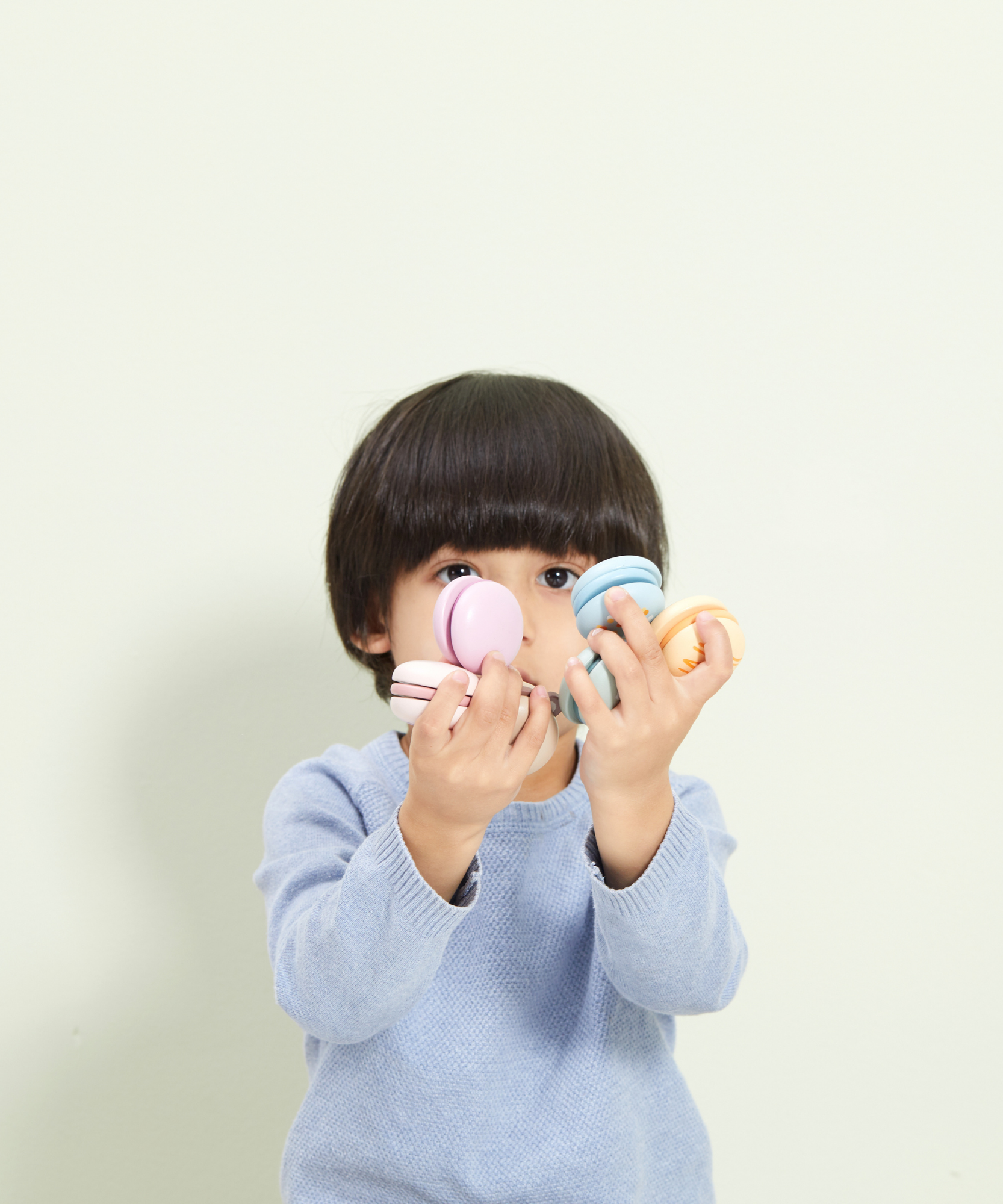 مجموعة ألعاب الماكرون الخشبية من PolarB، مكونة من 6 قطع من ألعاب الطعام التظاهرية للأطفال، آمنة وملونة وخيالية للعب الأدوار للأطفال الصغار ومرحلة ما قبل المدرسة من عمر سنتين فما فوق