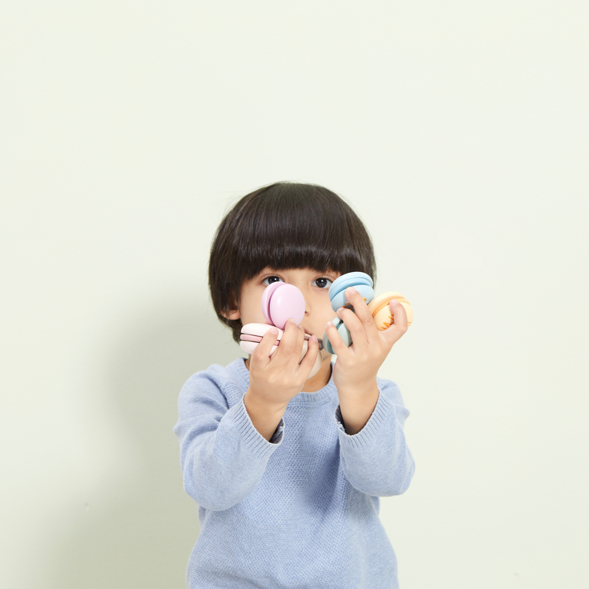 مجموعة ألعاب الماكرون الخشبية من PolarB، مكونة من 6 قطع من ألعاب الطعام التظاهرية للأطفال، آمنة وملونة وخيالية للعب الأدوار للأطفال الصغار ومرحلة ما قبل المدرسة من عمر سنتين فما فوق