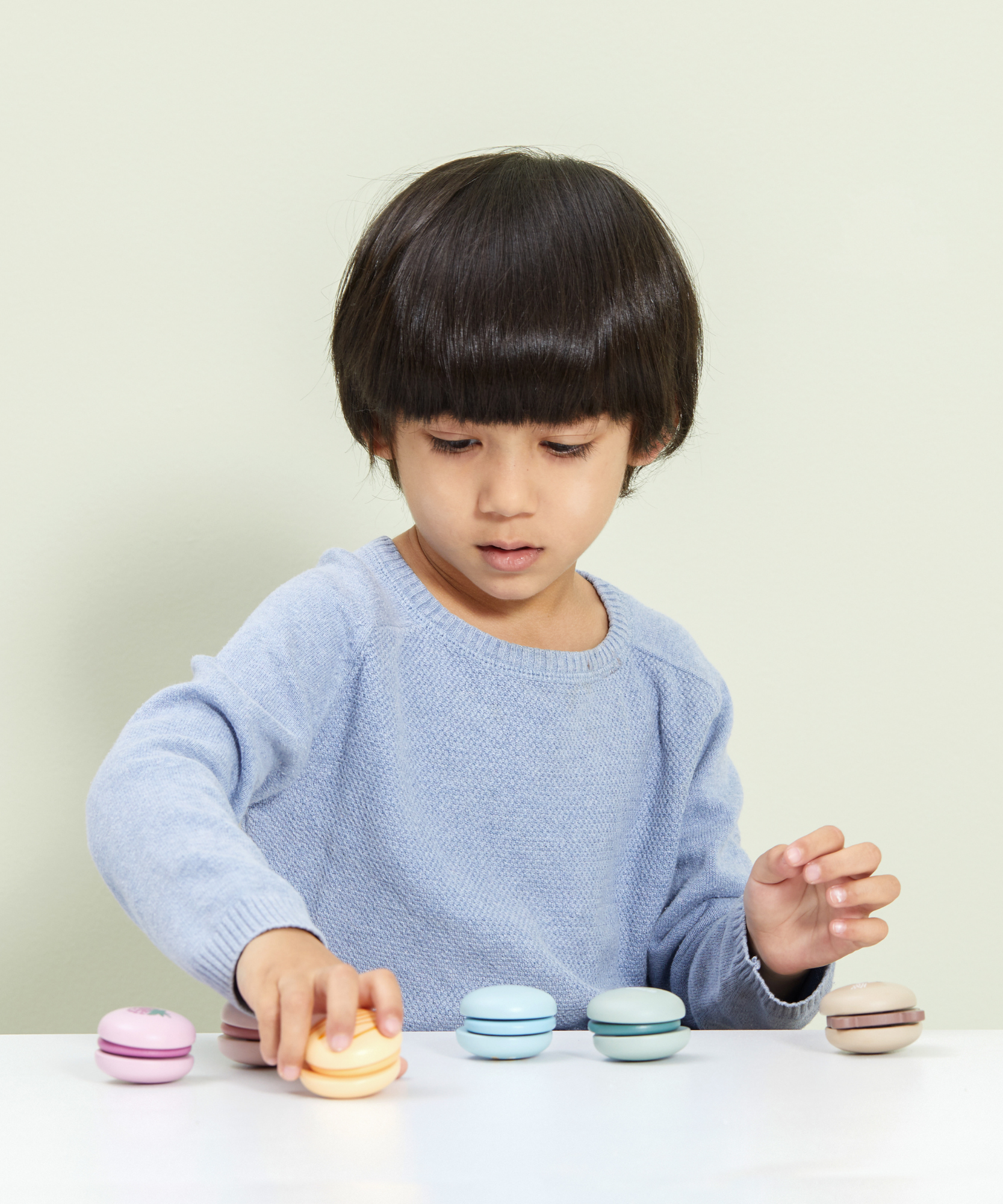 مجموعة ألعاب الماكرون الخشبية من PolarB، مكونة من 6 قطع من ألعاب الطعام التظاهرية للأطفال، آمنة وملونة وخيالية للعب الأدوار للأطفال الصغار ومرحلة ما قبل المدرسة من عمر سنتين فما فوق