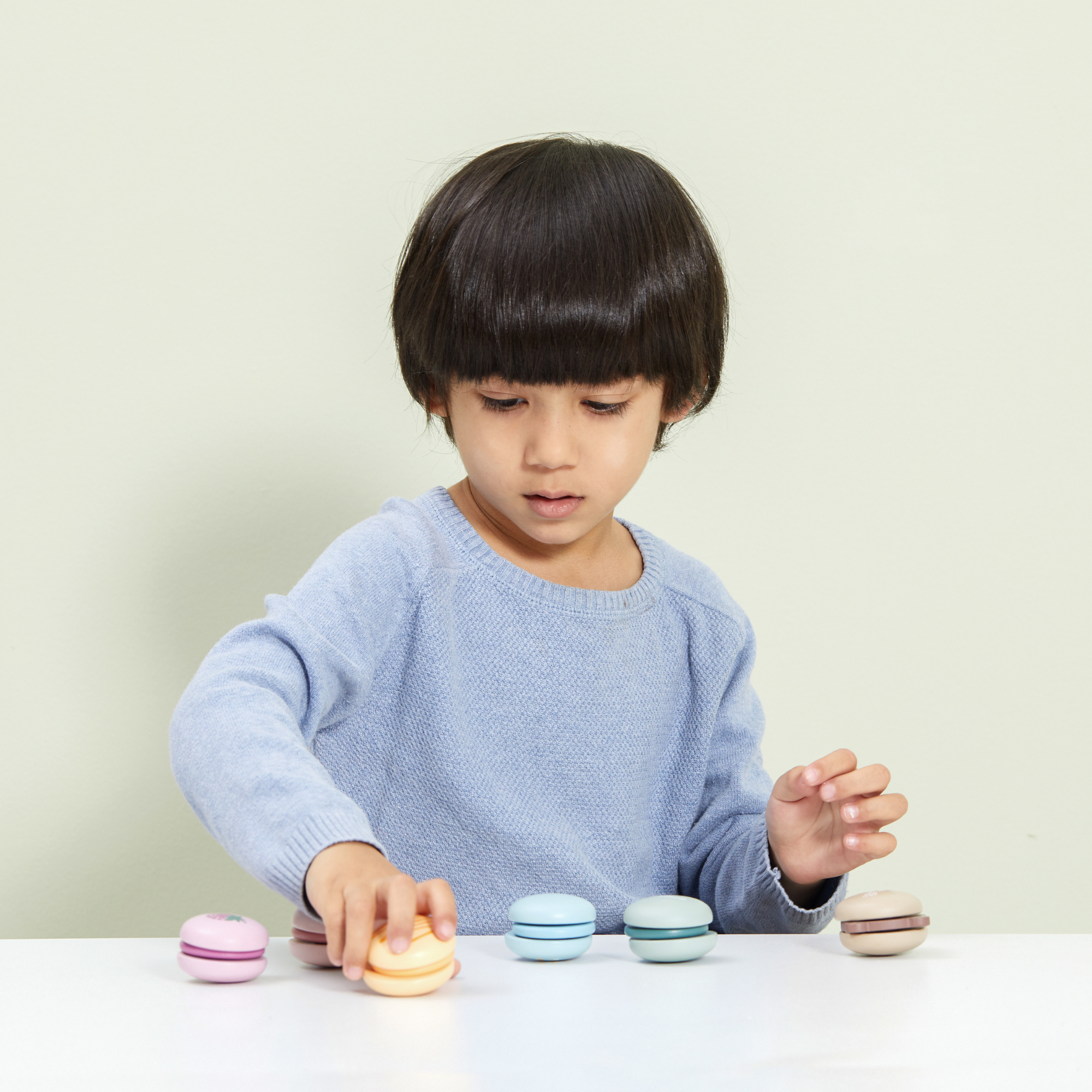 مجموعة ألعاب الماكرون الخشبية من PolarB، مكونة من 6 قطع من ألعاب الطعام التظاهرية للأطفال، آمنة وملونة وخيالية للعب الأدوار للأطفال الصغار ومرحلة ما قبل المدرسة من عمر سنتين فما فوق