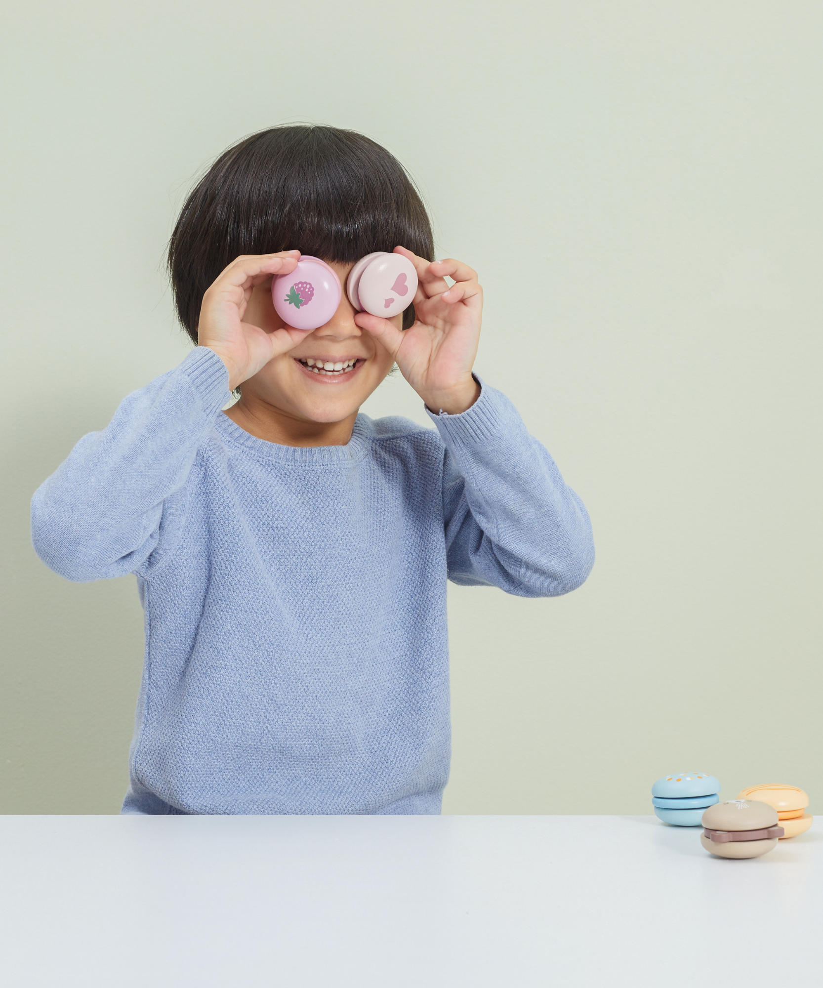 مجموعة ألعاب الماكرون الخشبية من PolarB، مكونة من 6 قطع من ألعاب الطعام التظاهرية للأطفال، آمنة وملونة وخيالية للعب الأدوار للأطفال الصغار ومرحلة ما قبل المدرسة من عمر سنتين فما فوق