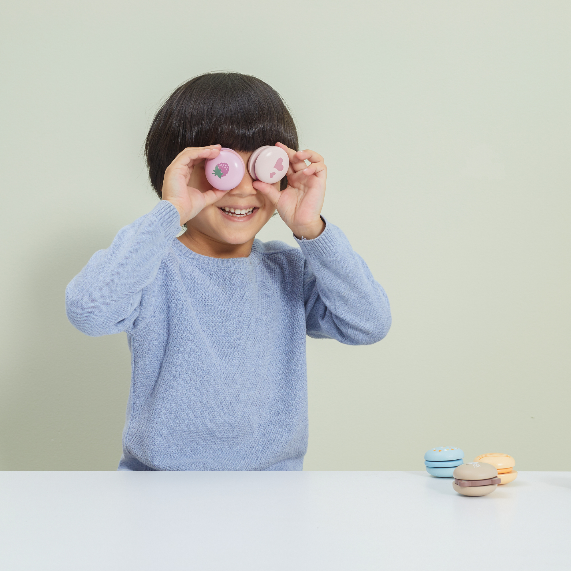 مجموعة ألعاب الماكرون الخشبية من PolarB، مكونة من 6 قطع من ألعاب الطعام التظاهرية للأطفال، آمنة وملونة وخيالية للعب الأدوار للأطفال الصغار ومرحلة ما قبل المدرسة من عمر سنتين فما فوق