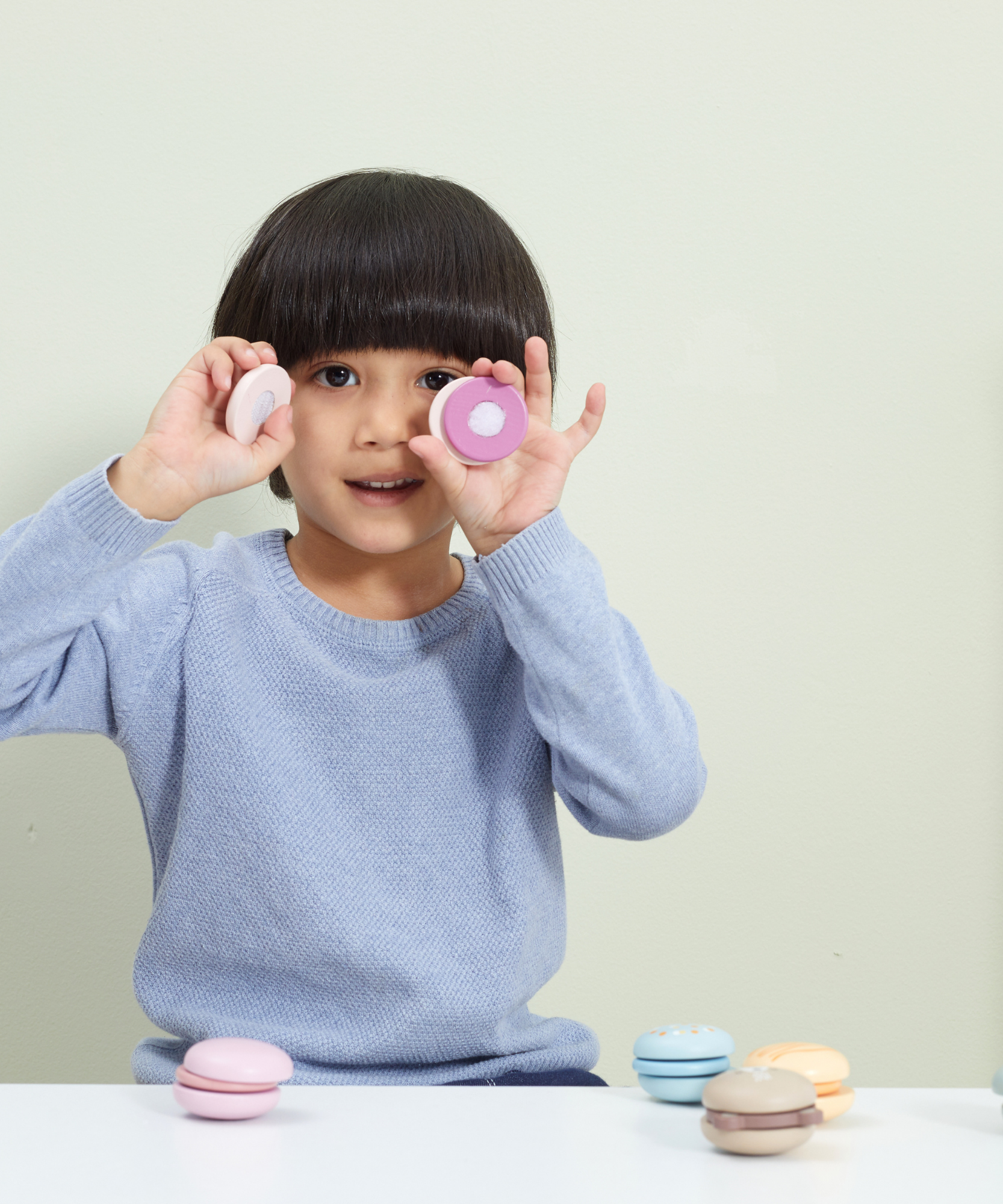 مجموعة ألعاب الماكرون الخشبية من PolarB، مكونة من 6 قطع من ألعاب الطعام التظاهرية للأطفال، آمنة وملونة وخيالية للعب الأدوار للأطفال الصغار ومرحلة ما قبل المدرسة من عمر سنتين فما فوق