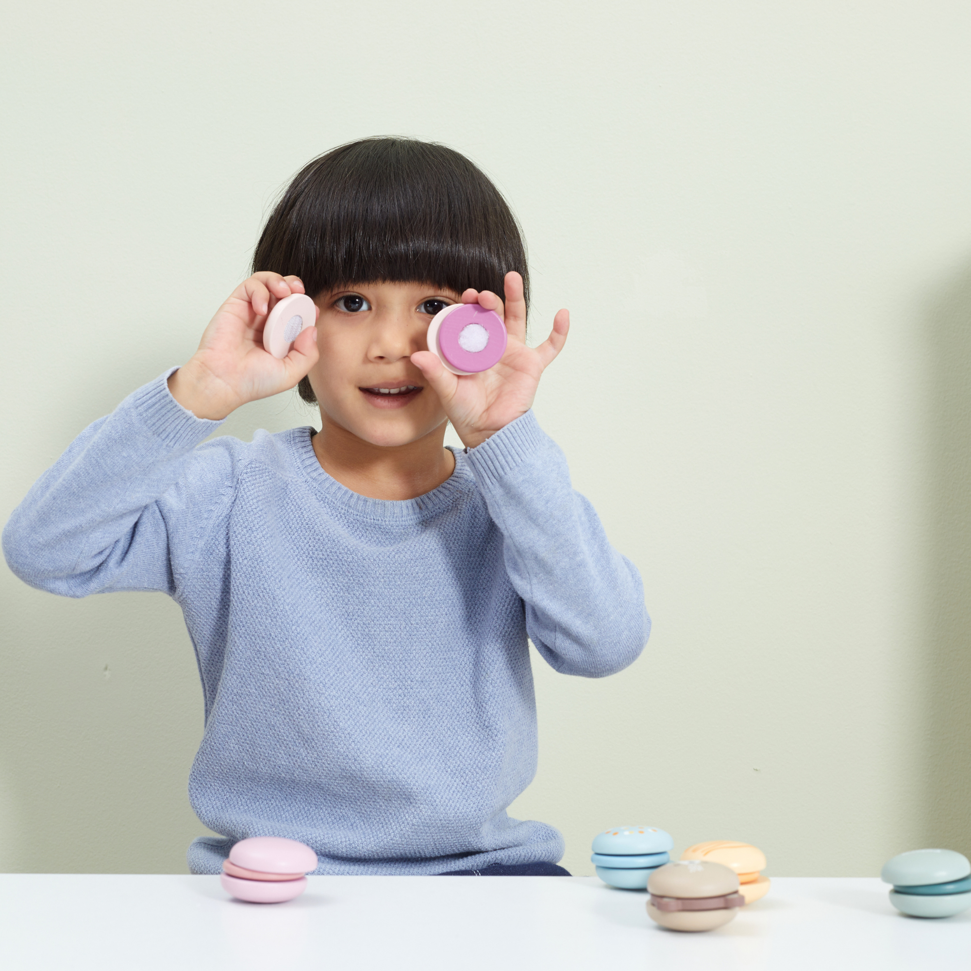 مجموعة ألعاب الماكرون الخشبية من PolarB، مكونة من 6 قطع من ألعاب الطعام التظاهرية للأطفال، آمنة وملونة وخيالية للعب الأدوار للأطفال الصغار ومرحلة ما قبل المدرسة من عمر سنتين فما فوق