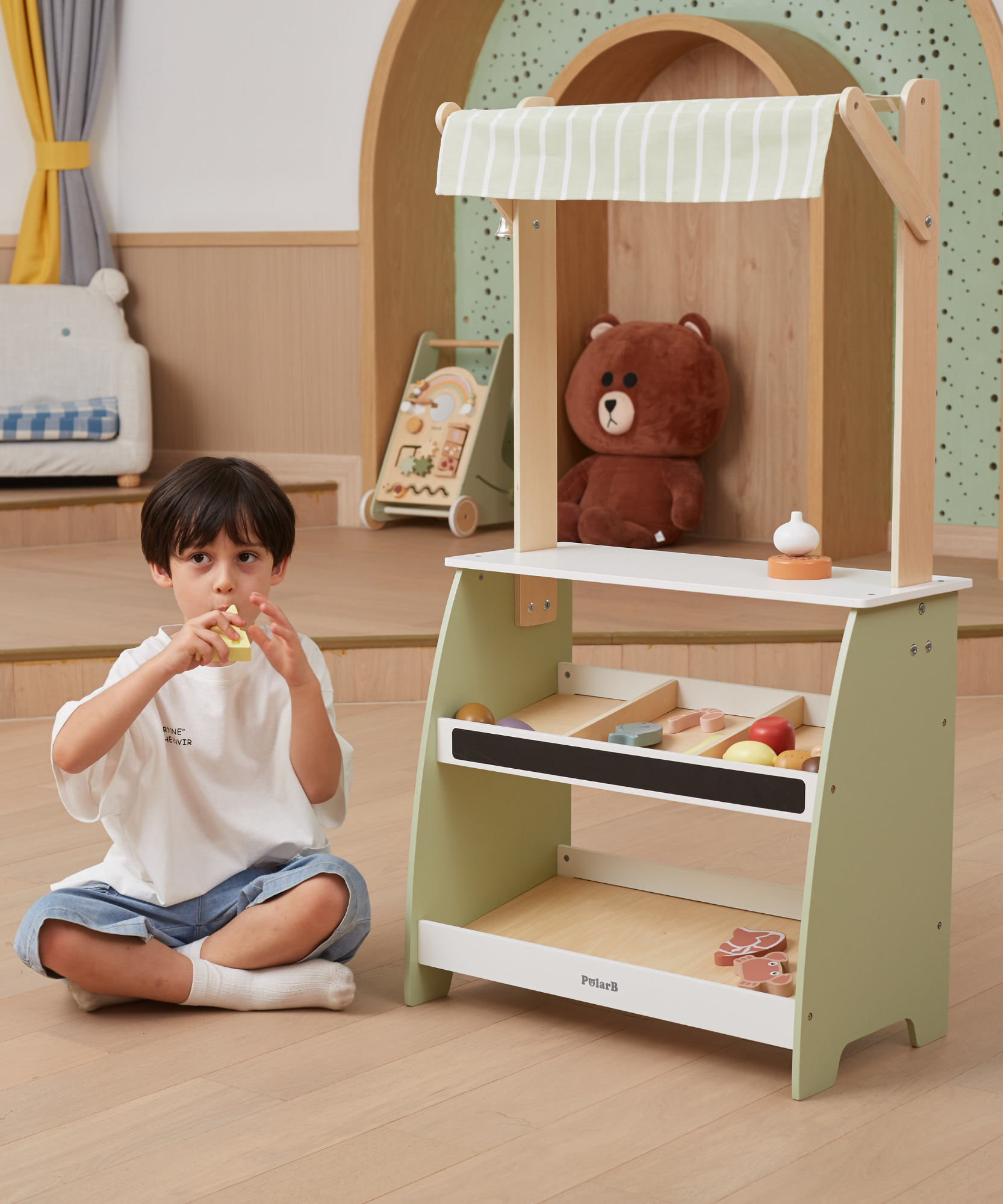 PolarB Wooden Market Stall for Kids, Includes 18 Play Food Accessories and Cash Register, Pretend Grocery Store with Bell, Blackboard and Display Shelves, Educational Toy for Ages 3 to 8