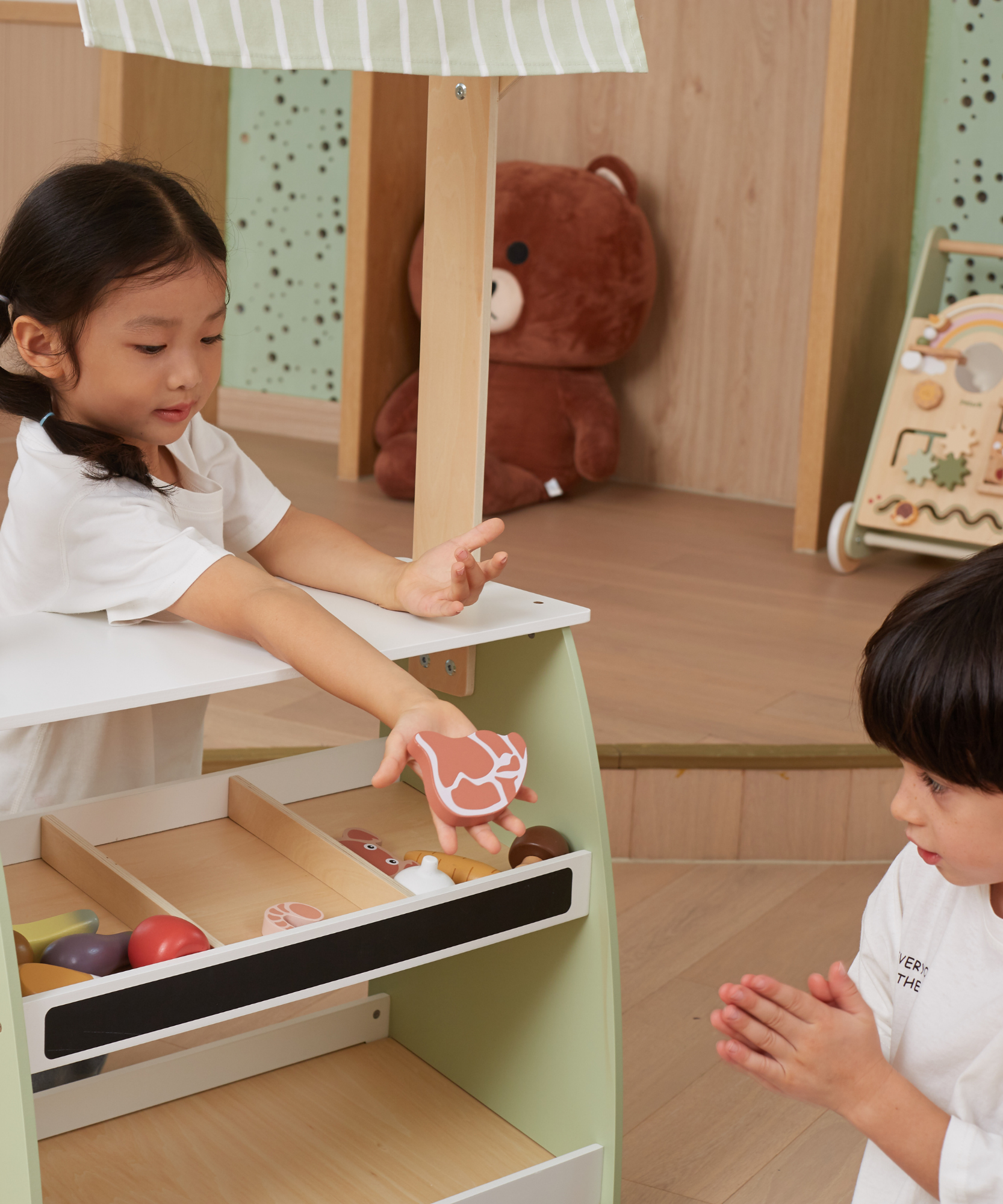 PolarB Wooden Market Stall for Kids, Includes 18 Play Food Accessories and Cash Register, Pretend Grocery Store with Bell, Blackboard and Display Shelves, Educational Toy for Ages 3 to 8