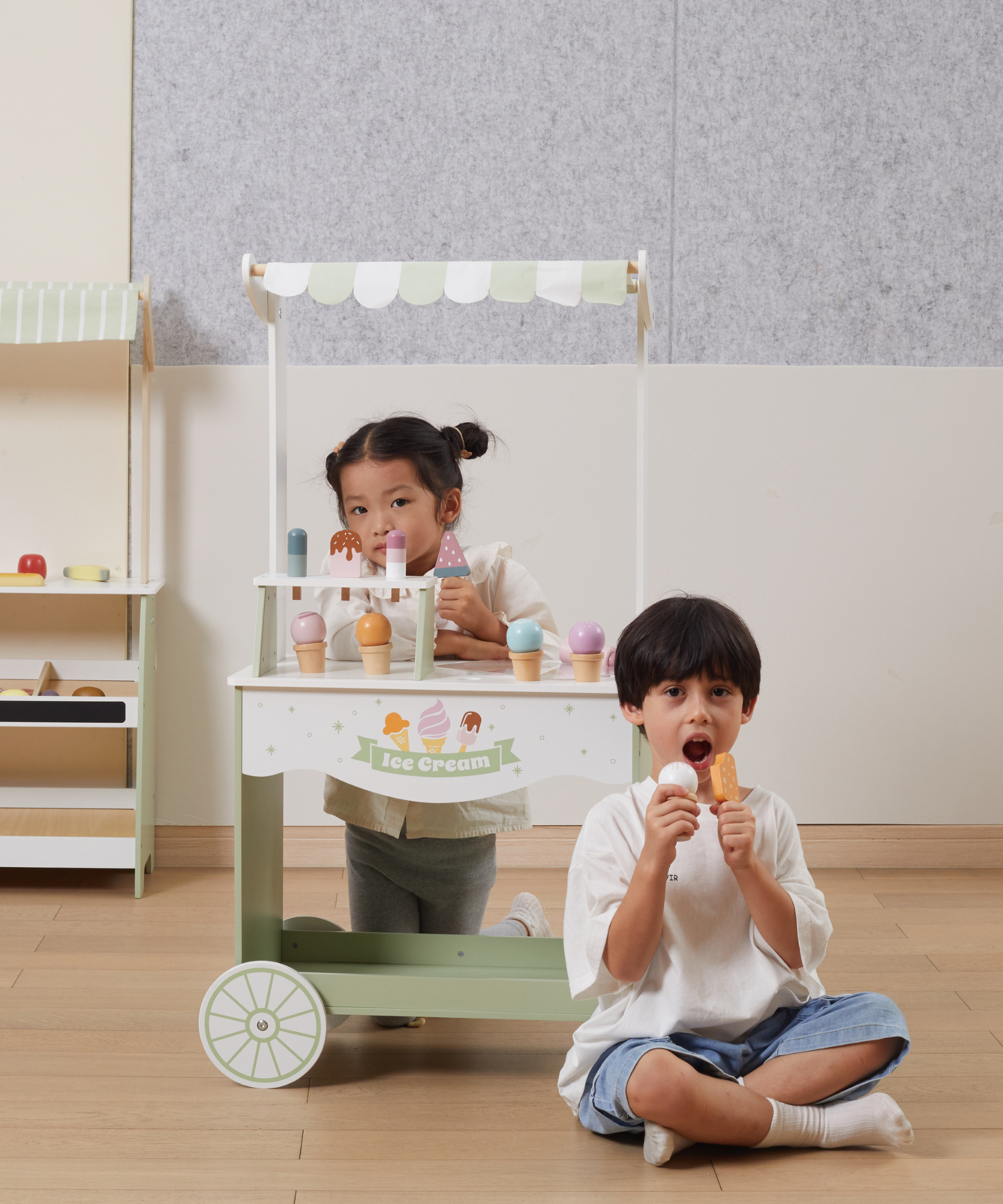 عربة الآيس كريم الخشبية PolarB، عربة لعب تظاهرية كبيرة مع مغرفة مغناطيسية وأقماع ومصاصات وسبورة، لعبة لعب الأدوار للأطفال من سن 3 سنوات فما فوق