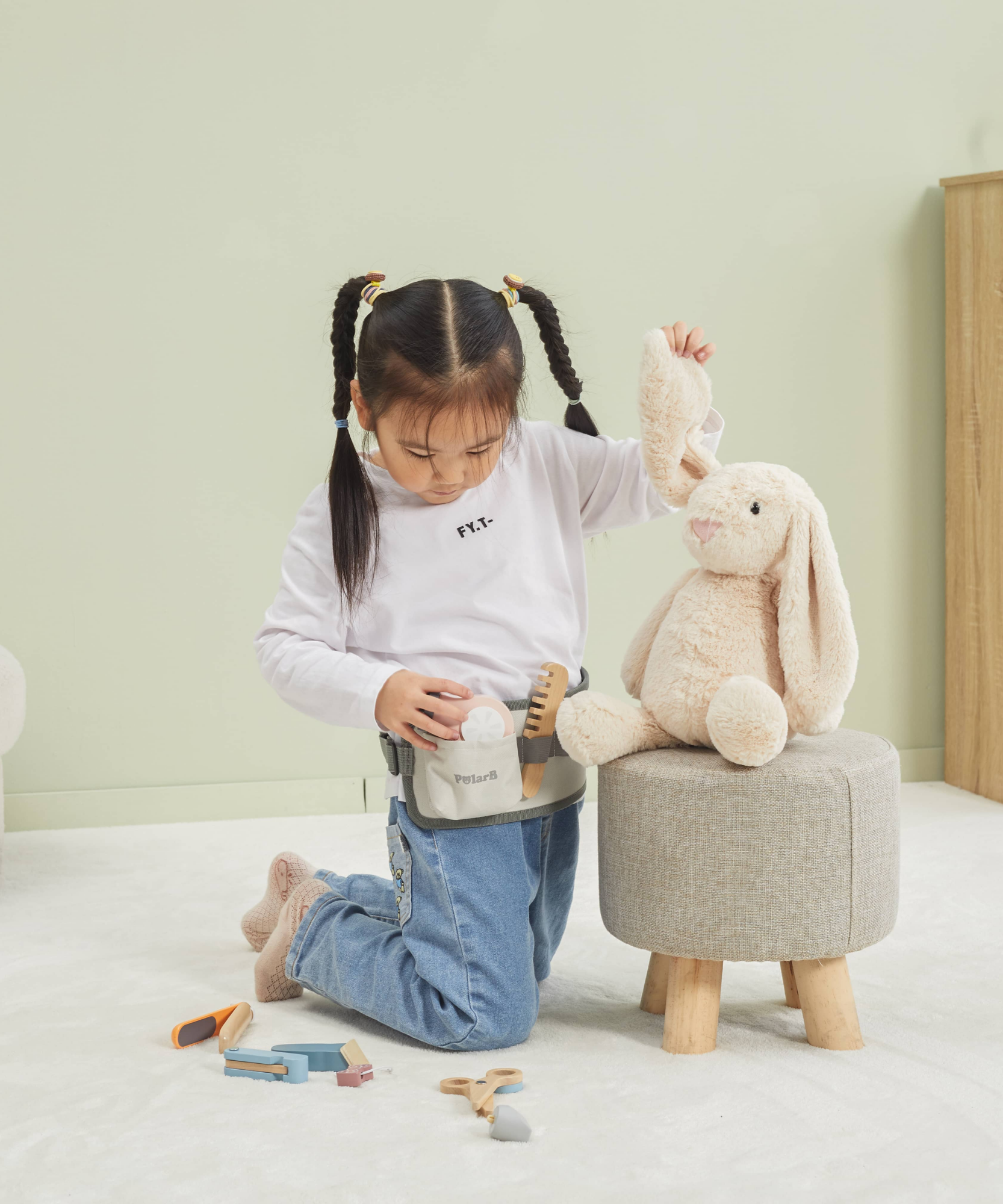 مجموعة تصفيف الشعر الخشبية من PolarB للأطفال، لعبة تصفيف الشعر التظاهري مع حزام قابل للتعديل، ومقص، ومشط، ومجفف شعر، وإكسسوارات، للأعمار من 3 سنوات فما فوق