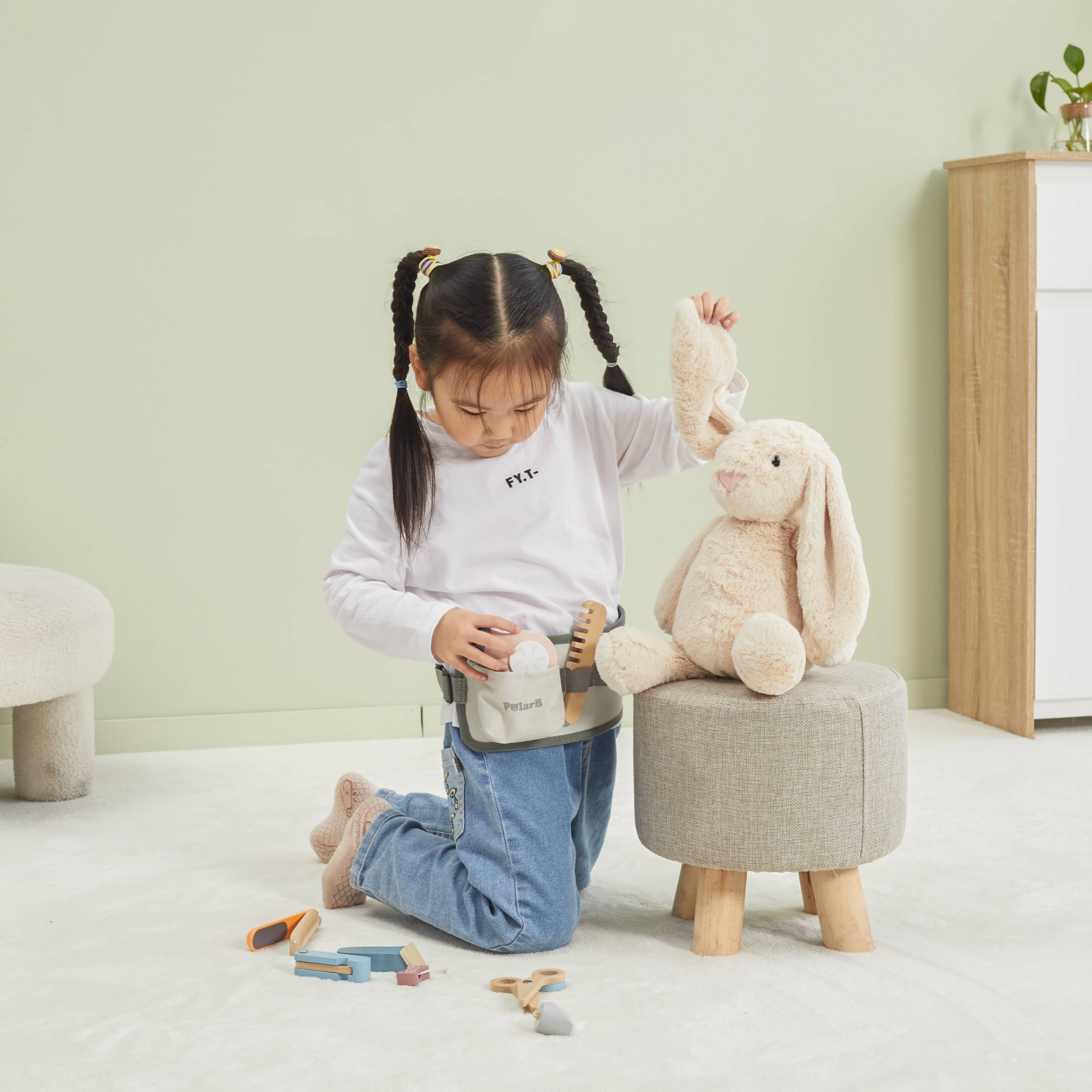 مجموعة تصفيف الشعر الخشبية من PolarB للأطفال، لعبة تصفيف الشعر التظاهري مع حزام قابل للتعديل، ومقص، ومشط، ومجفف شعر، وإكسسوارات، للأعمار من 3 سنوات فما فوق