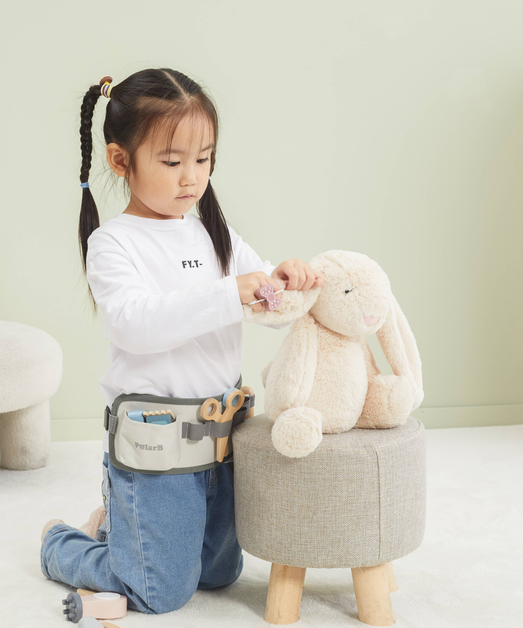 مجموعة تصفيف الشعر الخشبية من PolarB للأطفال، لعبة تصفيف الشعر التظاهري مع حزام قابل للتعديل، ومقص، ومشط، ومجفف شعر، وإكسسوارات، للأعمار من 3 سنوات فما فوق