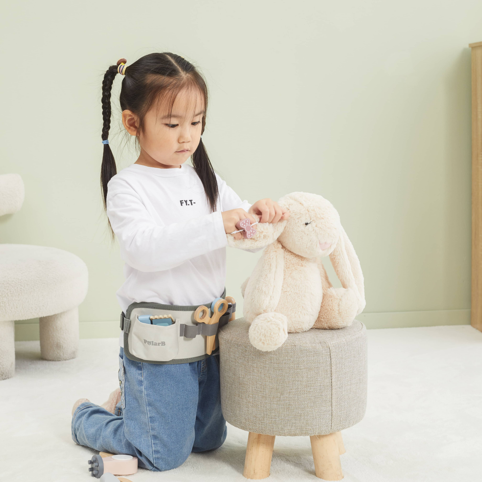 مجموعة تصفيف الشعر الخشبية من PolarB للأطفال، لعبة تصفيف الشعر التظاهري مع حزام قابل للتعديل، ومقص، ومشط، ومجفف شعر، وإكسسوارات، للأعمار من 3 سنوات فما فوق