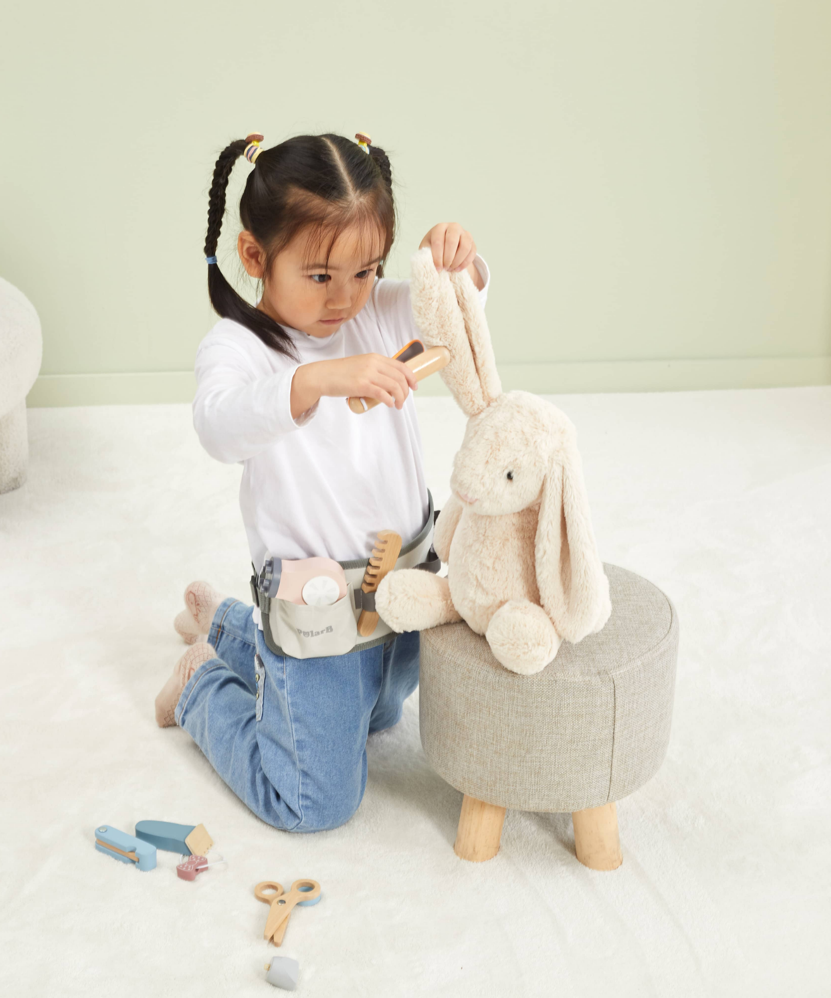 مجموعة تصفيف الشعر الخشبية من PolarB للأطفال، لعبة تصفيف الشعر التظاهري مع حزام قابل للتعديل، ومقص، ومشط، ومجفف شعر، وإكسسوارات، للأعمار من 3 سنوات فما فوق