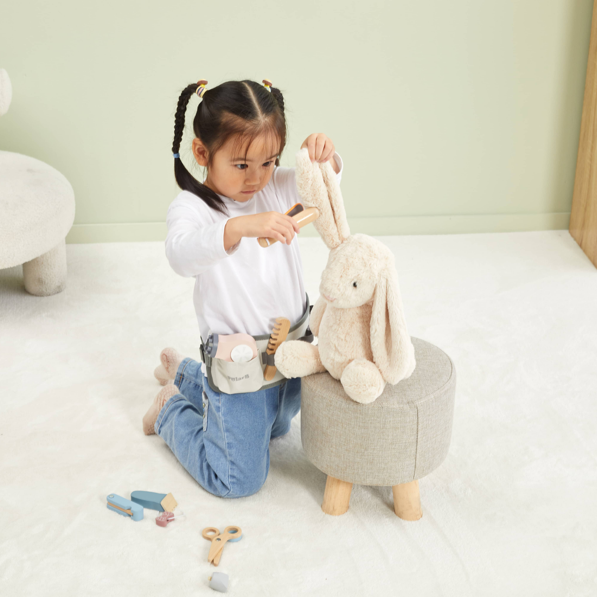 مجموعة تصفيف الشعر الخشبية من PolarB للأطفال، لعبة تصفيف الشعر التظاهري مع حزام قابل للتعديل، ومقص، ومشط، ومجفف شعر، وإكسسوارات، للأعمار من 3 سنوات فما فوق