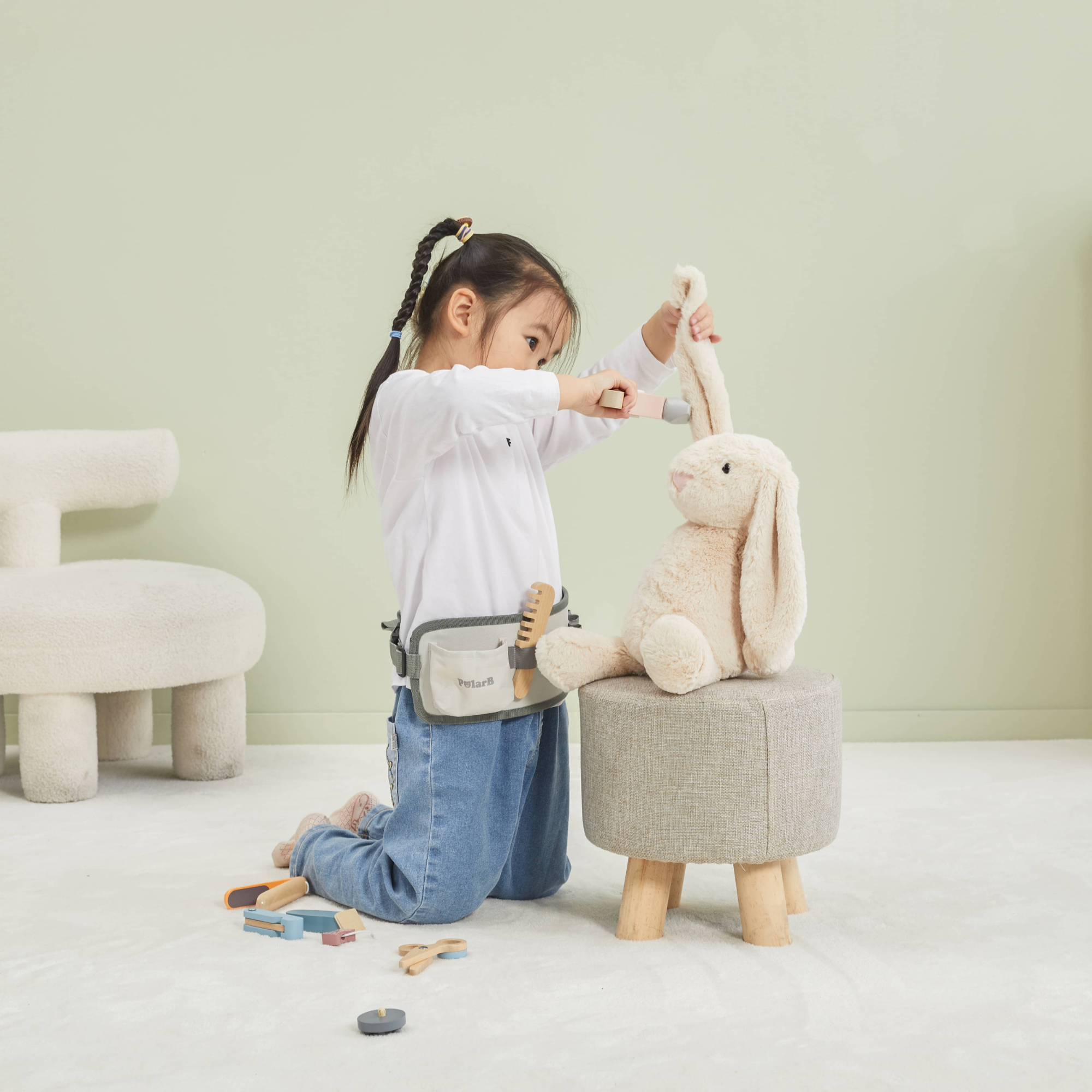 مجموعة تصفيف الشعر الخشبية من PolarB للأطفال، لعبة تصفيف الشعر التظاهري مع حزام قابل للتعديل، ومقص، ومشط، ومجفف شعر، وإكسسوارات، للأعمار من 3 سنوات فما فوق