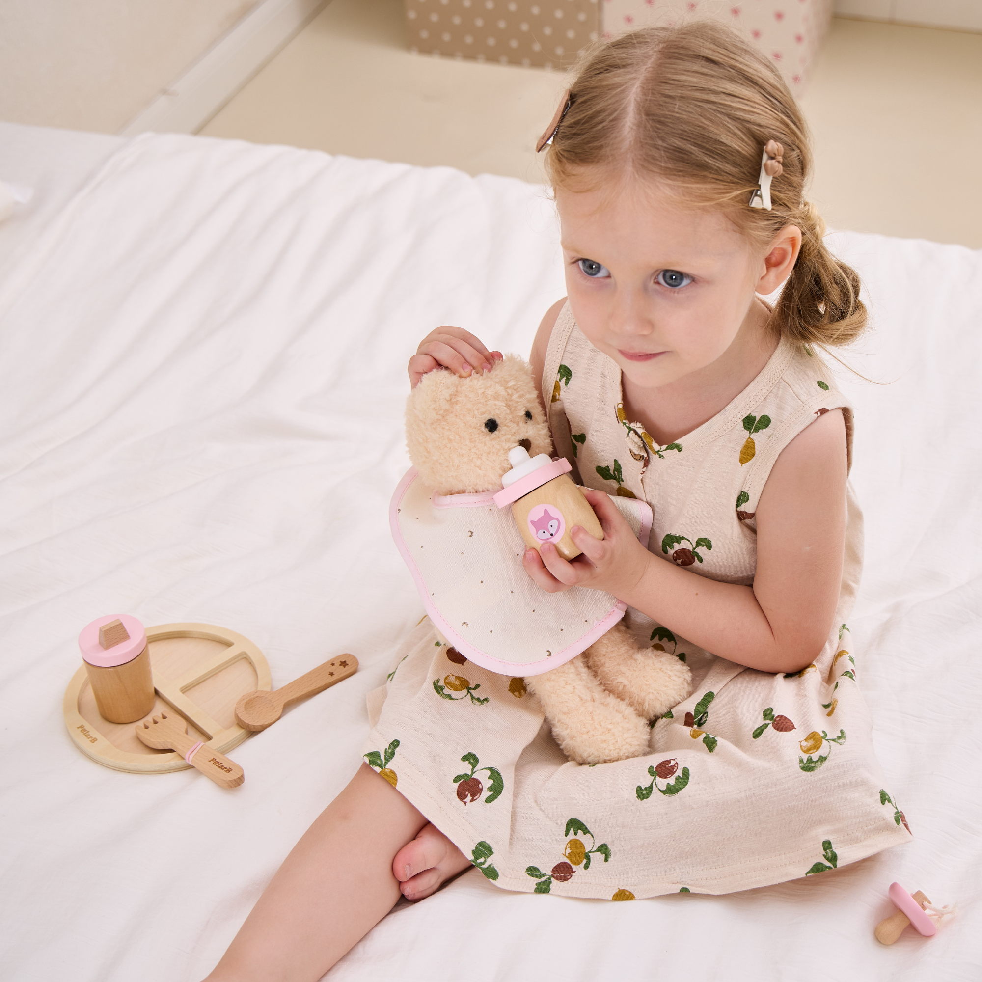 مجموعة تغذية الدمى الخشبية من PolarB للأطفال، مجموعة لعب تظاهري من 8 قطع مع حقيبة، تشجع على التعاطف واللعب الخيالي والمهارات الاجتماعية، للأعمار من 3 سنوات فما فوق