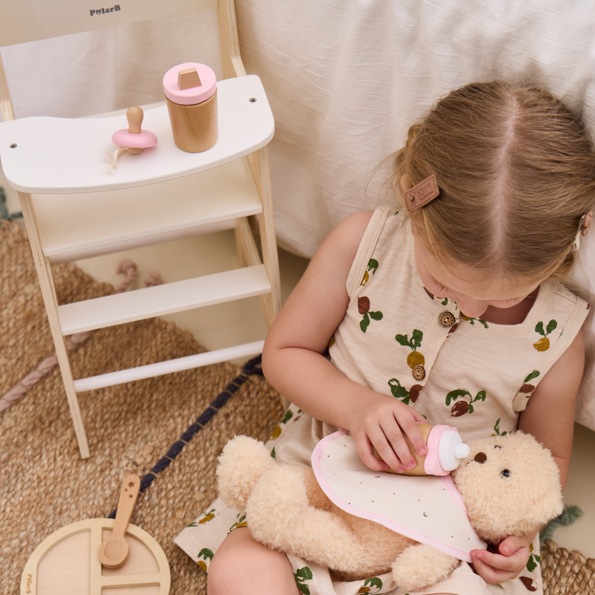مجموعة تغذية الدمى الخشبية من PolarB للأطفال، مجموعة لعب تظاهري من 8 قطع مع حقيبة، تشجع على التعاطف واللعب الخيالي والمهارات الاجتماعية، للأعمار من 3 سنوات فما فوق