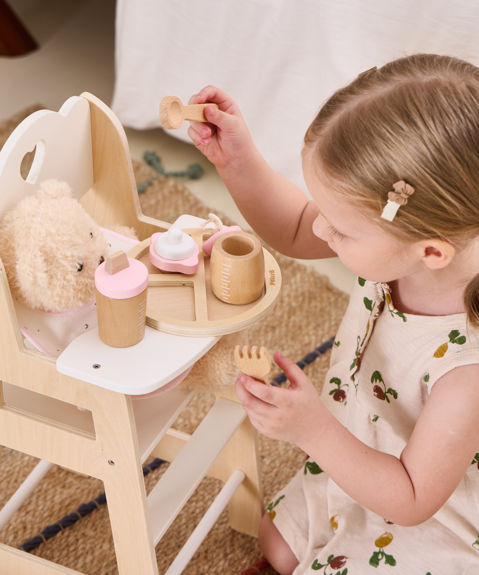 مجموعة تغذية الدمى الخشبية من PolarB للأطفال، مجموعة لعب تظاهري من 8 قطع مع حقيبة، تشجع على التعاطف واللعب الخيالي والمهارات الاجتماعية، للأعمار من 3 سنوات فما فوق