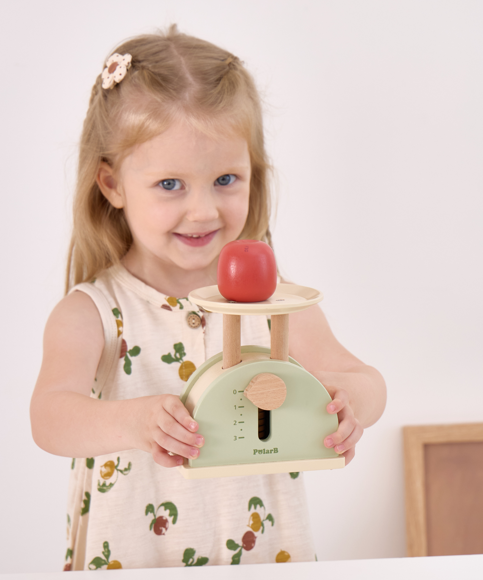 ميزان مطبخ خشبي من PolarB للأطفال، لعبة تعليمية تظاهرية لتقمص الأدوار، ومهارات الرياضيات ومفاهيم التوازن، مصنوعة من الخشب المتين، مناسبة للأعمار من 3 سنوات فما فوق