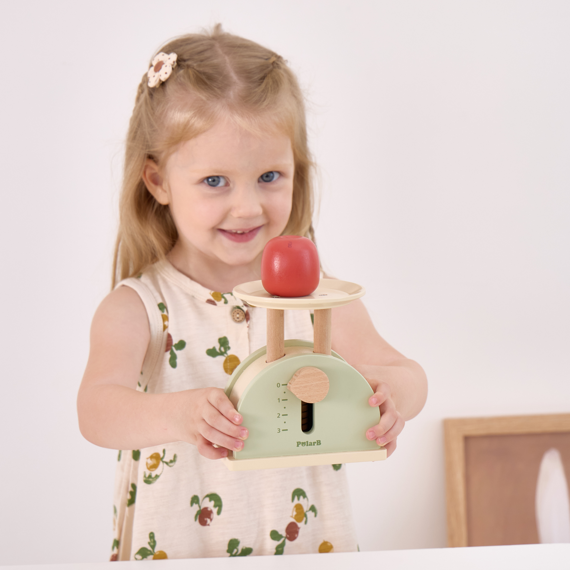 ميزان مطبخ خشبي من PolarB للأطفال، لعبة تعليمية تظاهرية لتقمص الأدوار، ومهارات الرياضيات ومفاهيم التوازن، مصنوعة من الخشب المتين، مناسبة للأعمار من 3 سنوات فما فوق