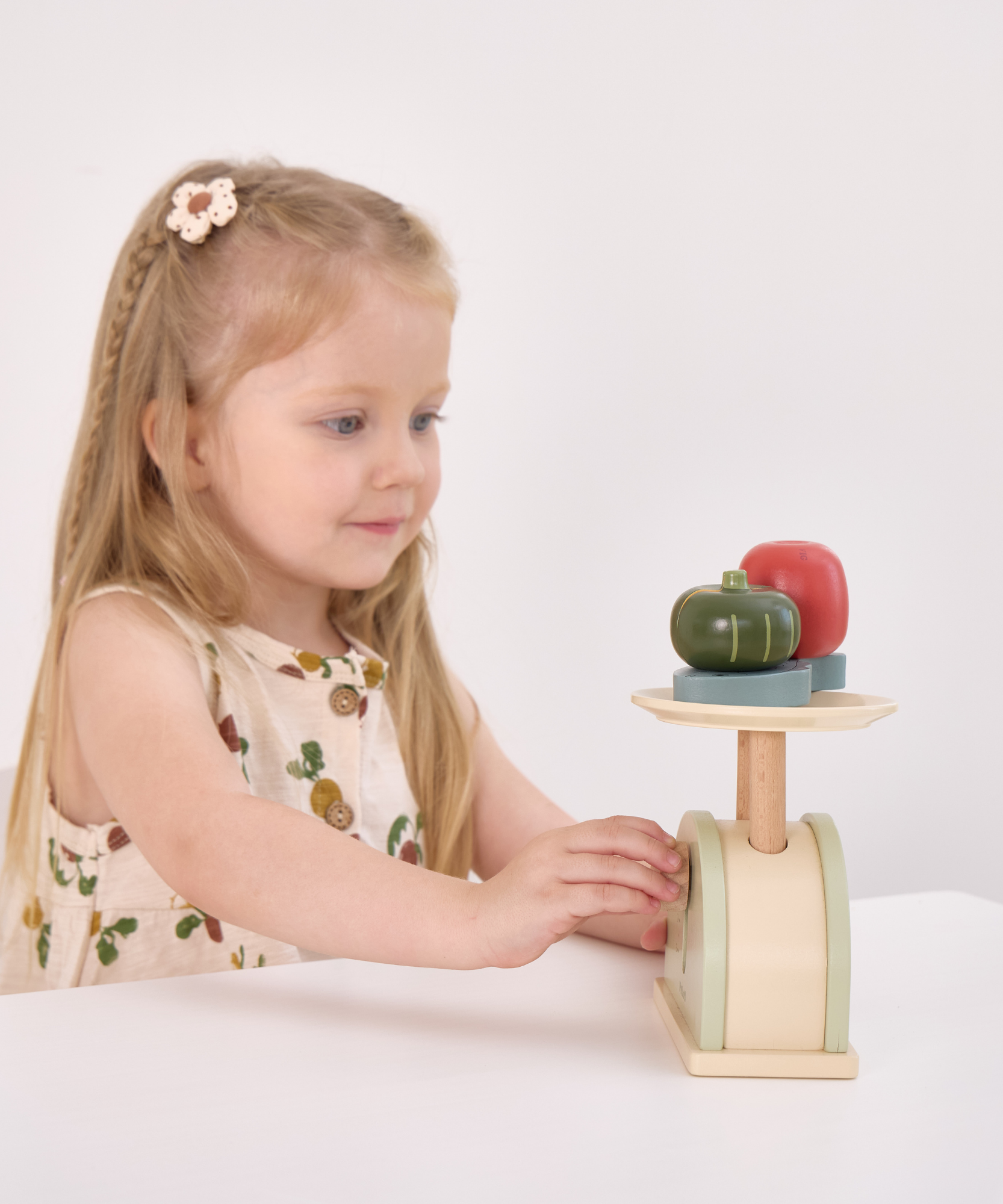 ميزان مطبخ خشبي من PolarB للأطفال، لعبة تعليمية تظاهرية لتقمص الأدوار، ومهارات الرياضيات ومفاهيم التوازن، مصنوعة من الخشب المتين، مناسبة للأعمار من 3 سنوات فما فوق